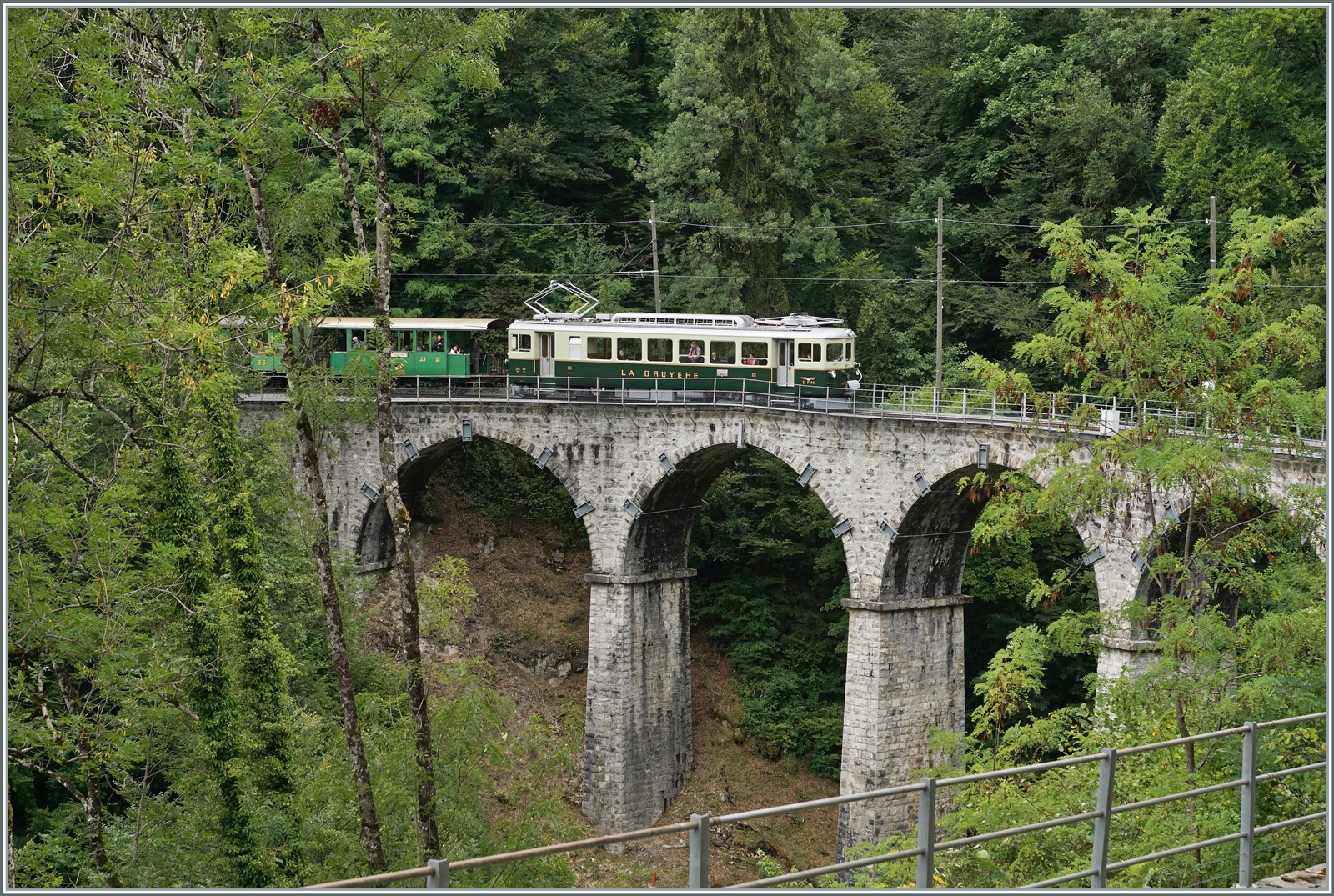  Il était une fois... les années 40 / Es war einmal: die 40er Jahre  - Der GFM Historique Ce 4/4 131 (Baujahr 1943) überquert auf der Fahrt von Blonay nach Chaulin den Baye de Clarens Viadukt. 

10. Sept. 2022 