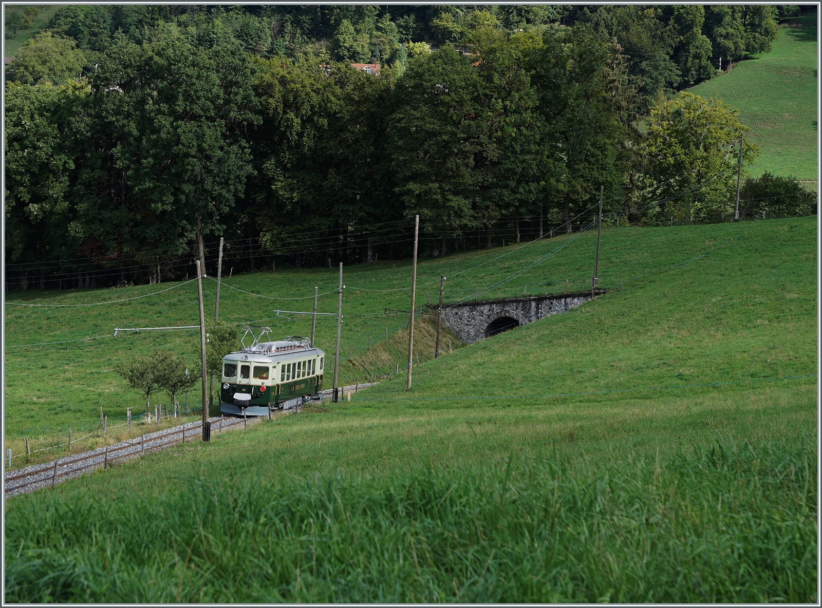 Il était une fois... les années 40 / Es war einmal: die 40er Jahre  Der GFM Historique BCe 4/4 131 (Baujahr 1943) ist zwischen Cornaux und Vers-Chez Robert solo von Chaulin nach Blonay unterwegs und unterstreicht auf diese Art, wie mit den neuen Triebwagen in den 40er der Betrieb vereinfacht werden konnte. 

10. Sept. 2022