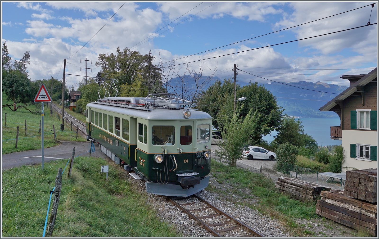  Il était une fois... les années 40 / Es war einmal: die 40er Jahre  Der GFM Historique BCe 4/4 131 (Baujahr 1943) ist in Cornaux solo von Chaulin nach Blonay unterwegs und unterstreicht auf diese Art, wie mit den neuen Triebwagen in den 40er der Betrieb vereinfacht werden konnte. 

10. Sept. 2022