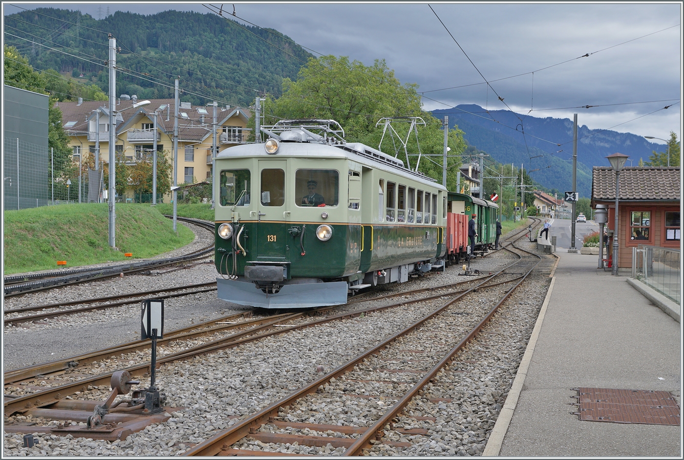 Il était une fois... les années 40 / Es war einmal: die 40er Jahre - Zu Gast war der zum Thema perfekt passende GFM Ce 4/4 131 von GFM Historique. Der Ce 4/4 131 steht mit einer passenden Garnitur in Blonay. 

9. September 2022