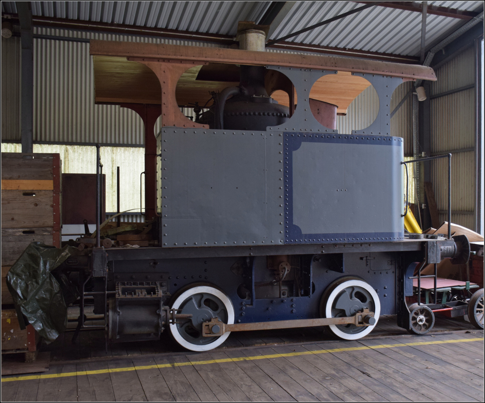 Im Depot des VVT.

Selbst ein Schelm, wer beim Anblick der Maschine an eine Absinth-Destille denkt, ist doch die Destille ein Gef�hrt. Vielleicht mit Kondenstender k�nnte man so etwas draus machen. Die Cockerill-Dampflok E 2/2 2951 mit Stehkessel in St-Sulpice.  Mai 2024.