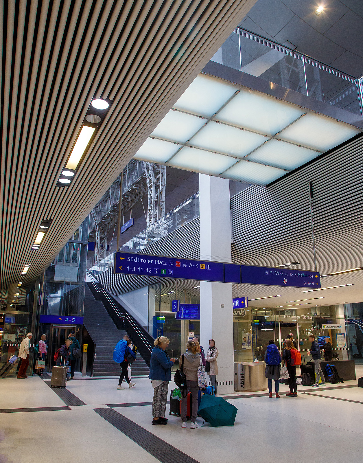 Im Empfangsgebäude vom Hbf Salzburg am 11 September 2022.
