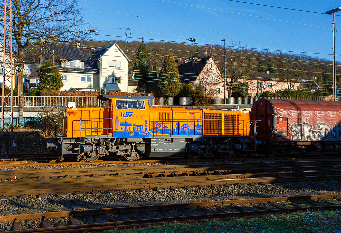 Im neuen Outfit mit Werbung für den Kreis Siegen-Wittgenstein, rangiert die KSW 44 (92 80 1271 004-4 D-KSW) eine MaK G 1000 BB der KSW (Kreisbahn Siegen-Wittgenstein) am 9 Januar 2024 einen Coilzug in Kreuztal.

Nun ist das nächste Opfer von Einsparungen der (deutschen) Ampelregierung gefunden. Die Ampel plant nun Millionen-Kürzungen auch im Güterverkehr, bei den privaten Güterbahn. Nicht nur bei den Bauern sind Einsparungen geplant, sondern auch in anderen Branchen. Die Bundesregierung will im Güterverkehr ebenfalls Subventionen streichen. Verbandsvertreter zeigen sich entsetzt, eigentlich müsste es angesichts des Klimawandels ja mehr Geld geben.

Die Bundesregierung will die Hilfen für die angeschlagenen Güterbahnen kürzen. So soll die Unterstützung bei den Gebühren für die Gleisnutzung praktisch halbiert werden, wie aus der Vorlage des Finanzministeriums für den Haushaltsausschuss hervorgeht. Statt 350 Millionen Euro wie in vergangenen Jahren soll es 2024 dafür nur noch 180 Millionen Euro geben.

Die Unterstützung beim Anlagenbau für die Güterbahnen soll nur noch 20 Millionen statt 85 Millionen Euro umfassen. Auch die Förderung des Gleisbaus der Bundesländer wird um zwei Drittel auf nur noch 27 Millionen Euro gekappt. Auch hier hätte in erster Linie der Güterverkehr profitiert. Vom Programm  Zukunft des Schienengüterverkehrs  bleiben von über 40 Millionen Euro nur noch 26 Millionen. Insgesamt würden so rund 300 Millionen Euro gestrichen, wenn die Haushälter der Ampel-Koalition zustimmen.

Einsparungen würde Güterbranche hart treffen, inwieweit hiervon die KSW auch betroffen ist, kann ich noch nicht sagen.

Die Einsparungen im Zuge der Ampel-Sparbeschlüsse würden die ohnehin angeschlagene Güterbranche hart treffen. Eigentlich sollte sie als klimafreundliche Alternative zum Lkw gefördert werden und zugleich die Überlastung der Straßen bremsen. DB Cargo, die Güterbahn der Deutschen Bahn, fährt seit Jahren hohe Verluste ein, die der Staat regelmäßig ausgleicht.

Quelle: NTV und Handelsblatt
