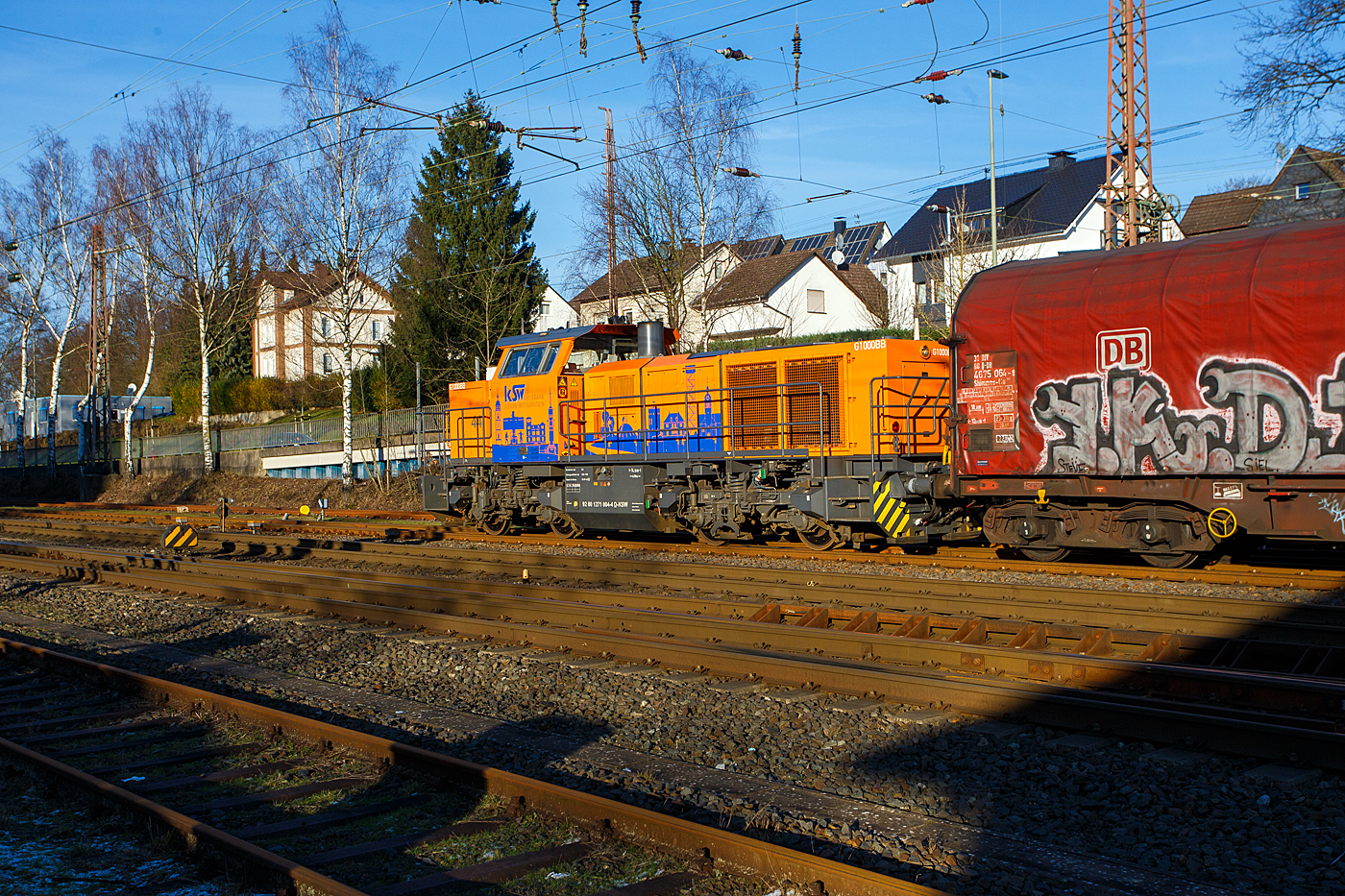 Im neuen Outfit mit Werbung für den Kreis Siegen-Wittgenstein, rangiert die KSW 44 (92 80 1271 004-4 D-KSW) eine MaK G 1000 BB der KSW (Kreisbahn Siegen-Wittgenstein) am 9 Januar 2024 einen Coilzug in Kreuztal.

Nun ist das nächste Opfer von Einsparungen der (deutschen) Ampelregierung gefunden. Die Ampel plant nun Millionen-Kürzungen auch im Güterverkehr, bei den privaten Güterbahn. Nicht nur bei den Bauern sind Einsparungen geplant, sondern auch in anderen Branchen. Die Bundesregierung will im Güterverkehr ebenfalls Subventionen streichen. Verbandsvertreter zeigen sich entsetzt, eigentlich müsste es angesichts des Klimawandels ja mehr Geld geben.

Die Bundesregierung will die Hilfen für die angeschlagenen Güterbahnen kürzen. So soll die Unterstützung bei den Gebühren für die Gleisnutzung praktisch halbiert werden, wie aus der Vorlage des Finanzministeriums für den Haushaltsausschuss hervorgeht. Statt 350 Millionen Euro wie in vergangenen Jahren soll es 2024 dafür nur noch 180 Millionen Euro geben.

Die Unterstützung beim Anlagenbau für die Güterbahnen soll nur noch 20 Millionen statt 85 Millionen Euro umfassen. Auch die Förderung des Gleisbaus der Bundesländer wird um zwei Drittel auf nur noch 27 Millionen Euro gekappt. Auch hier hätte in erster Linie der Güterverkehr profitiert. Vom Programm  Zukunft des Schienengüterverkehrs  bleiben von über 40 Millionen Euro nur noch 26 Millionen. Insgesamt würden so rund 300 Millionen Euro gestrichen, wenn die Haushälter der Ampel-Koalition zustimmen.

Einsparungen würde Güterbranche hart treffen, inwieweit hiervon die KSW auch betroffen ist, kann ich noch nicht sagen.

Die Einsparungen im Zuge der Ampel-Sparbeschlüsse würden die ohnehin angeschlagene Güterbranche hart treffen. Eigentlich sollte sie als klimafreundliche Alternative zum Lkw gefördert werden und zugleich die Überlastung der Straßen bremsen. DB Cargo, die Güterbahn der Deutschen Bahn, fährt seit Jahren hohe Verluste ein, die der Staat regelmäßig ausgleicht.

Quelle: NTV und Handelsblatt
