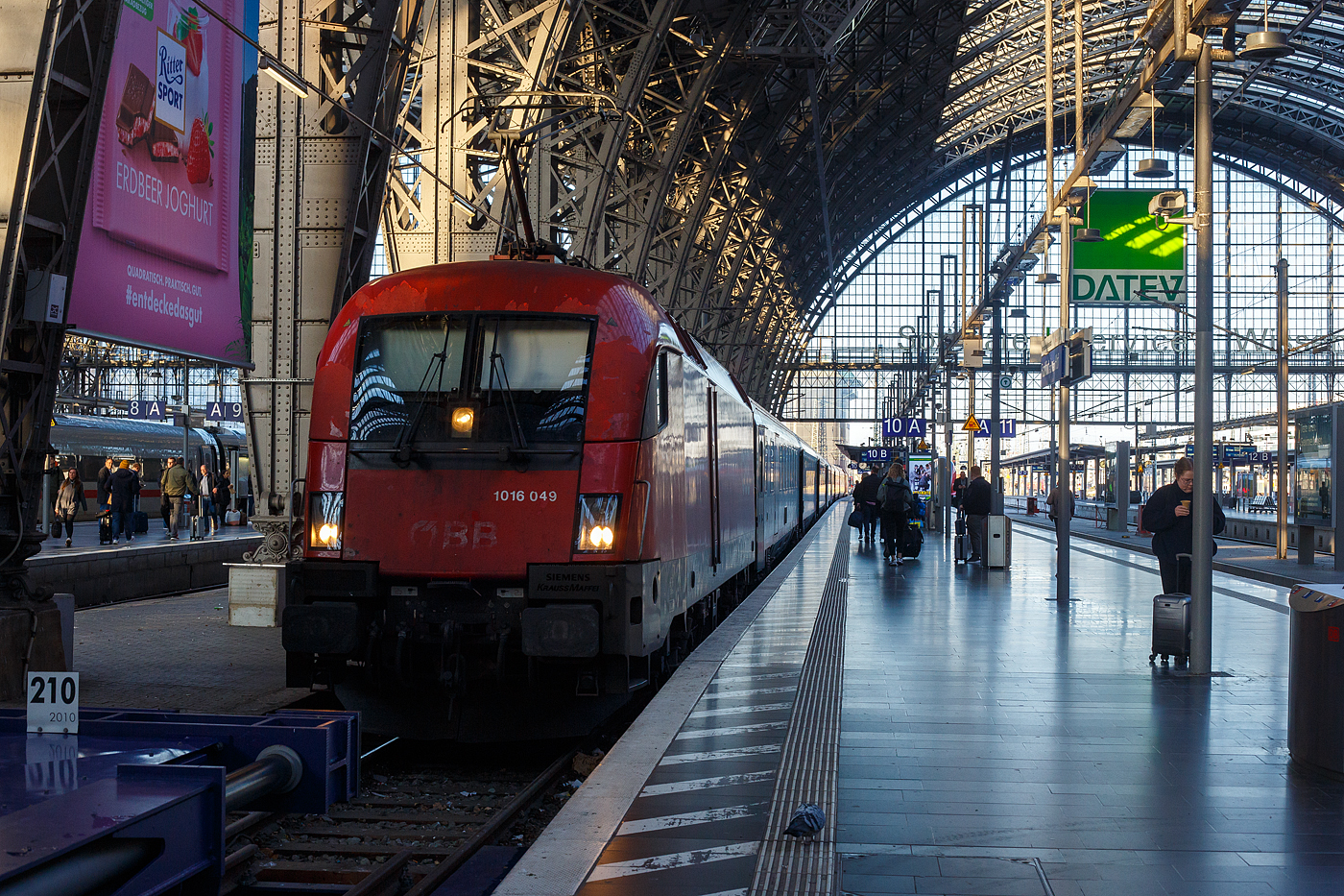 Im Sandwich, von der ÖBB 1016 049 (91 81 1016 049-9 A-ÖBB) eine Taurus 1 und von der ÖBB 1116 167 (A-ÖBB 91 81 1116 167-8) eine Taurus 2, wird der EC 113 „Blauer Enzian“ (Frankfurt am Main - München - Salzburg – Schwarzach-St. Veit) am 02 April 2025 im Hauptbahnhof Frankfurt am Main bereitgestellt. Eigentlich wird der EC 113 „Blauer Enzian“ bis Klagenfurt geführt, aber wegen den Hochwasserschäden im September 2024 in Niederösterreich, wird der Zug aktuell nur bis Schwarzach-St. Veit geführt. 