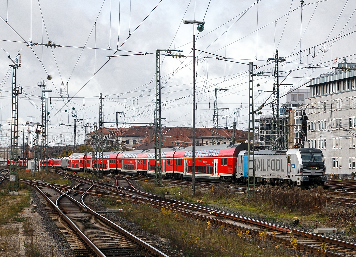 Im Sandwich zweier von Railpool angemieteten Siemens Vectron AC verl�sst der RE 19 „Franken-Th�ringen-Express“  N�rnberg –Erlangen  – Bamberg – Coburg, der DB Regio Nordostbayern, den Hauptbahnhof N�rnberg. 

Vorne die 193 805-9 (91 80 6193 805-9 D-Rpool) und hinten die 193 802-6 (91 80 6193 802-6 D-Rpool).

Die Siemens Vectron AC wurden Siemens Mobilitiy in M�nchen-Allach gebaut, haben eine Leistung von 6.400 kW (6.4 MW), sind in Deutschland und �sterreich f�r 200 km/h zugelassen und haben ein Nahverkehrspaket (mit Zugzielanzeige an den Fronten). Die 193 802 wurde 2012 unter der Fabriknummer 21773 gebaut und die 193 805 wurde 2013 unter der Fabriknummer 21776 gebaut.
