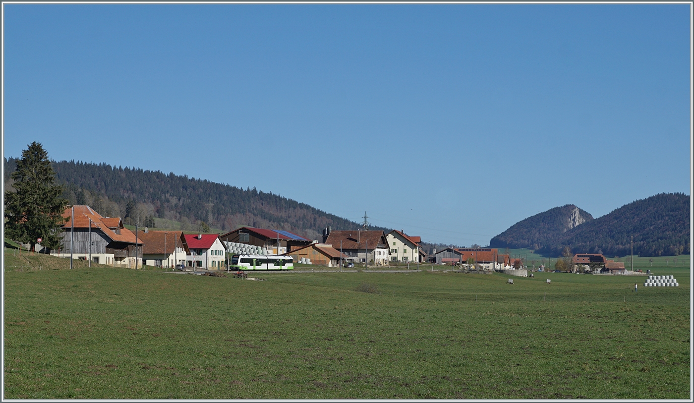 Im weiten Tal von Les Pont de Martel und La Sagen ist der TransN cmn ABe 4/8 N° 10 in der Nähe von Les Coeudres als R22 auf dem Weg nach La Chaux de Fonds. 

28. Okt. 2024