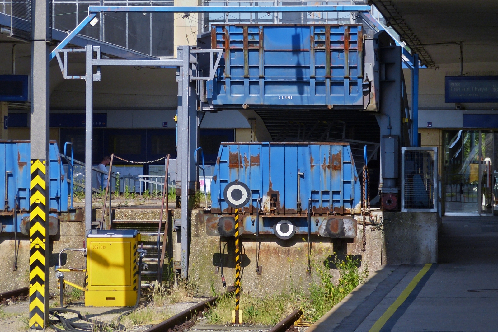 Im Westbahnhof in Wien ist mir diese alte Verladerampe f�r Fahrzeuge auf die Transportwagen zu fahren aufgefallen. 01.06.2023
