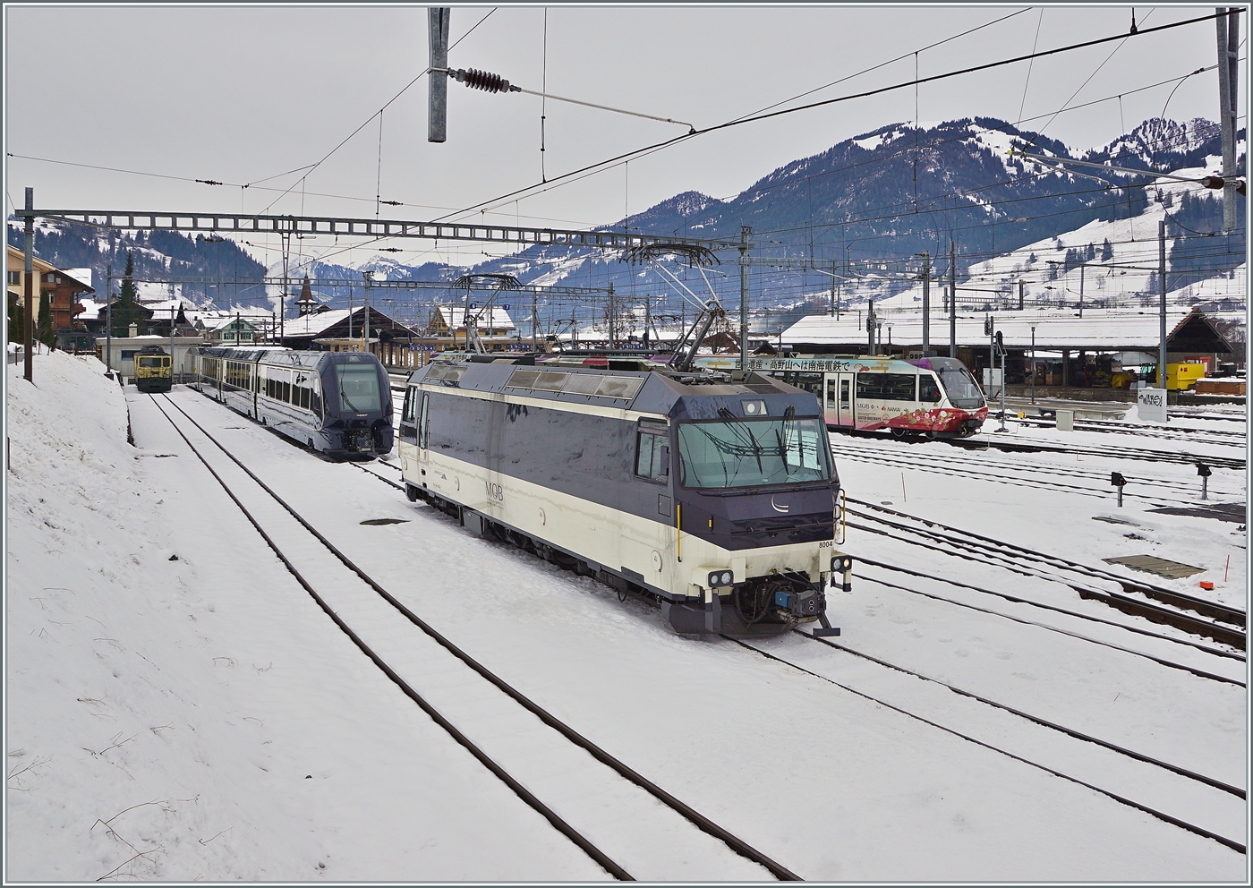 In der Anfangsphase der direkten Umspurzüge Montreux - Interlaken wurden nur zwei Komposition benötigt, (die dann ja bekanntlich die Herzstücke der BLS beschädigten). Weiter bereits gelieferte Wagen wurden in Zweisimmen abgestellt. Ebenfalls abgestellt ist die MOB Ge 4/4 8004 in Zweisimmen. 

15. Dezember 2022