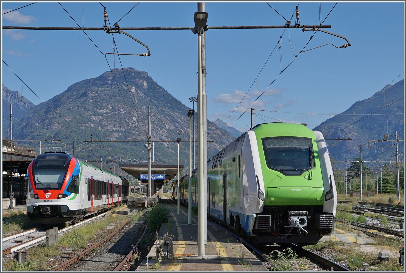 In Domodossola treffen sich der SBB TILO RABe 524 102 (UIC 94 85 0 524 012-7 CH-FFS) und der Trenord ETR 421. 

22. August 2025 