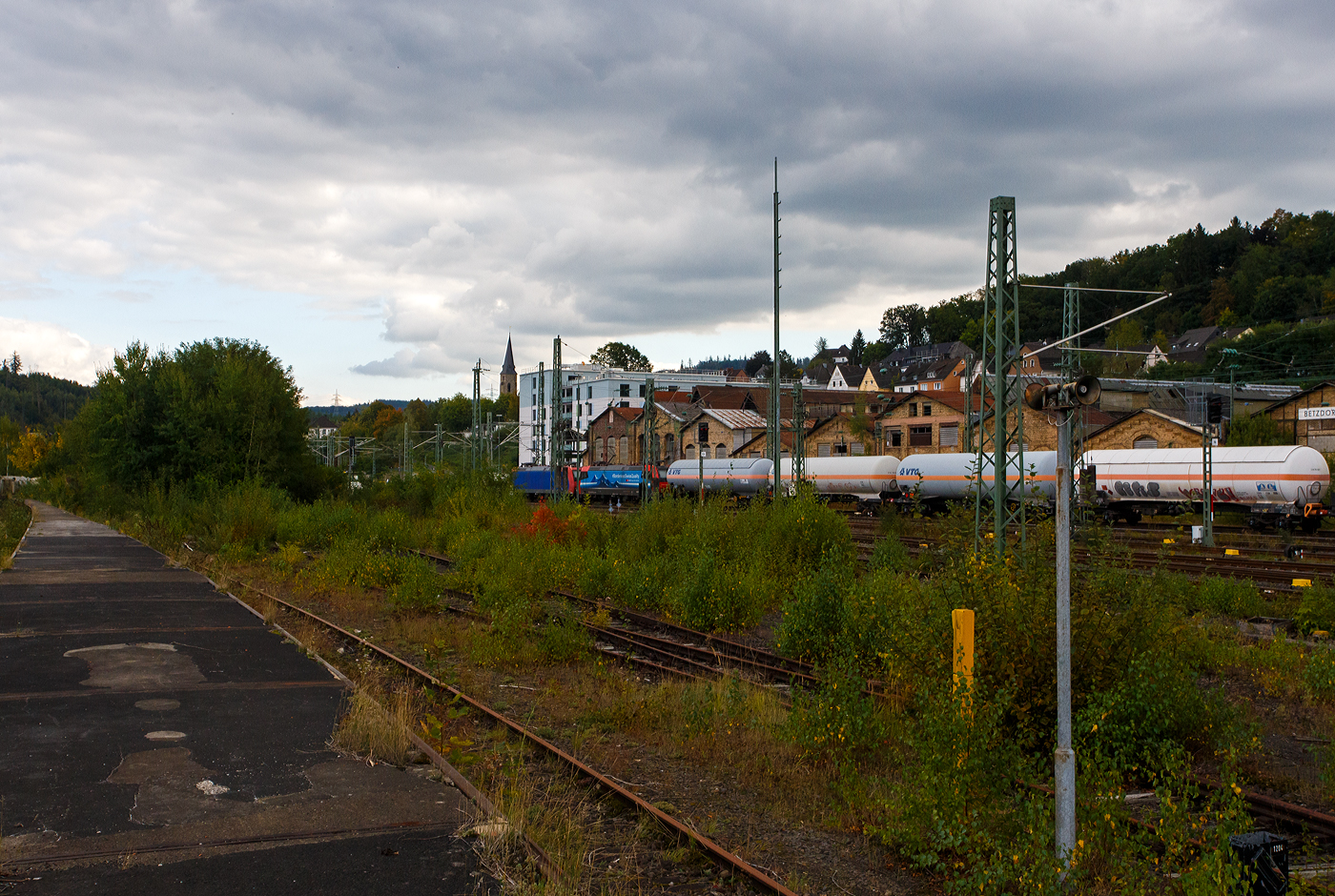 In Doppeltraktion fahren die beiden an die SBB Cargo International AG vermieteten Re 482 011-4 „ChemOil“ (91 85 4482 011-4 CH-SBBC) und die Re 482 020-5 „Europa“ mit Werbung #Borderless Swiss Quality (91 85 4482 020-5 CH-SBB), der SBB Cargo AG am 28 September 2025 mit eine Druckgas-Kesselwagenzug durch Betzdorf/Sieg in Richtung Siegen.

Beide sind Bombardier TRAXX F140 AC1 der SBB Cargo AG, die Re 482 011 wurde 2002 von Bombardier in Kassel unter der Fabriknummer 33525 gebaut. Die Re 482 011 wurde 2003 unter der Fabriknummer 33575 gebaut. Beide wurden an die SBB Cargo AG geliefert und besitzen die Zulassungen und Zugbeeinflussungssysteme für die Schweiz und Deutschland.
