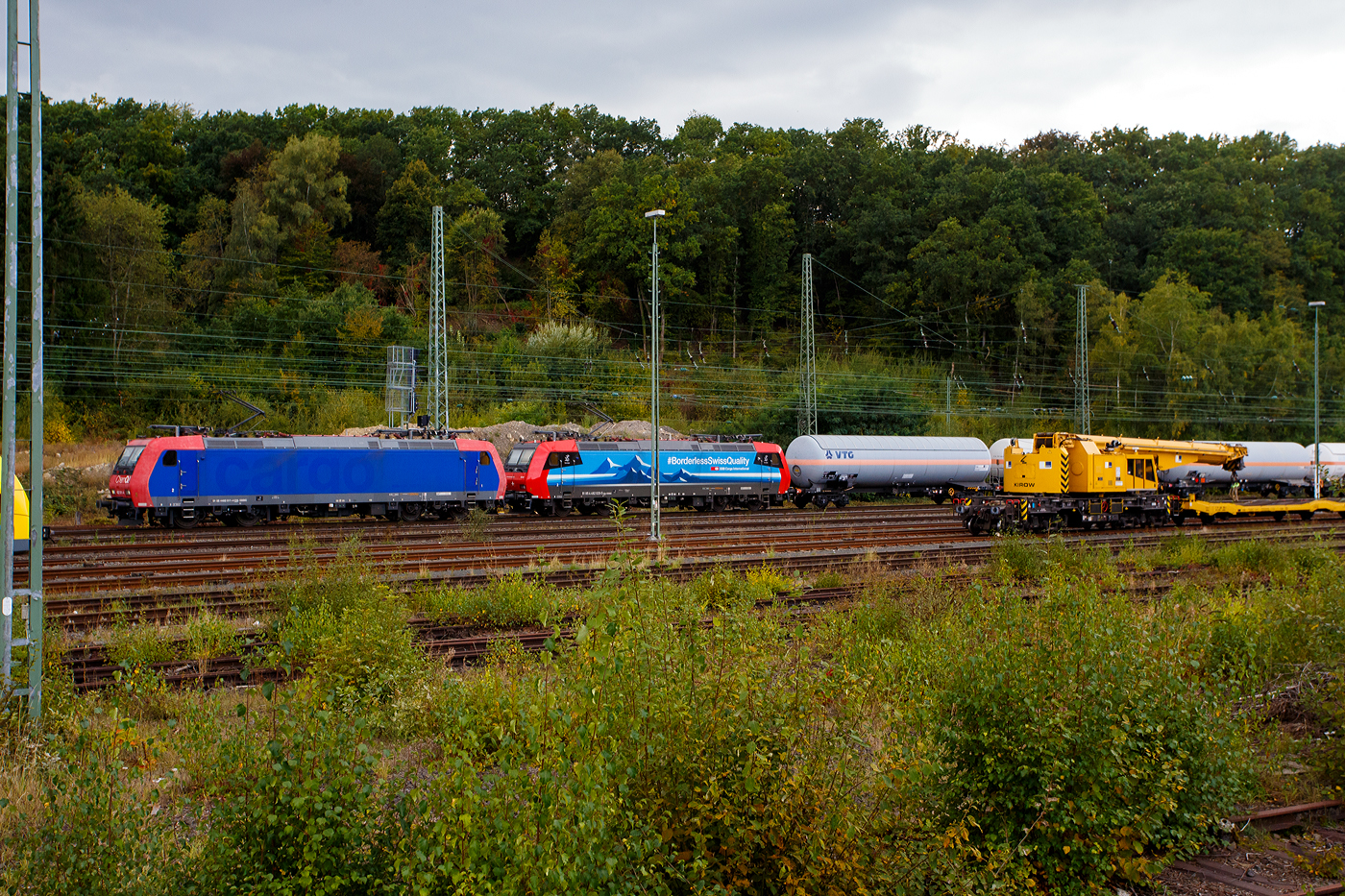 In Doppeltraktion fahren die beiden an die SBB Cargo International AG vermieteten Re 482 011-4 „ChemOil“ (91 85 4482 011-4 CH-SBBC) und die Re 482 020-5 „Europa“ mit Werbung #Borderless Swiss Quality (91 85 4482 020-5 CH-SBB), der SBB Cargo AG am 28 September 2025 mit eine Druckgas-Kesselwagenzug durch Betzdorf/Sieg in Richtung Siegen.

Beide sind Bombardier TRAXX F140 AC1 der SBB Cargo AG, die Re 482 011 wurde 2002 von Bombardier in Kassel unter der Fabriknummer 33525 gebaut. Die Re 482 011 wurde 2003 unter der Fabriknummer 33575 gebaut. Beide wurden an die SBB Cargo AG geliefert und besitzen die Zulassungen und Zugbeeinflussungssysteme für die Schweiz und Deutschland.
