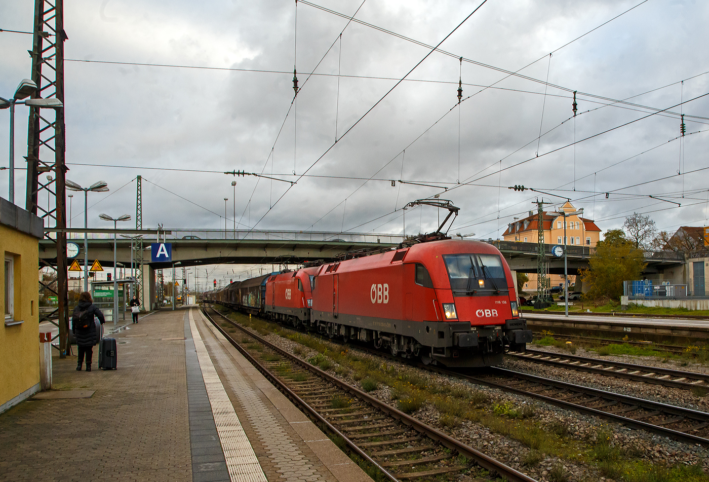 In Doppeltraktion fahren die beiden Taurus II ÖBB 1116 138-9 (A-ÖBB 91 81 1116 138-9) und ÖBB 1116 061-3 (A-ÖBB 91 81 1116 061-3) fahren am 24.11.2022 mit einem gedecktem Güterzug (Schiebewandwagen) durch den Hauptbahnhof Regensburg in Richtung Nürnberg.