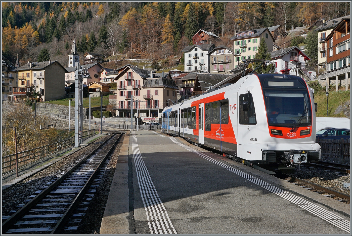 In Finhaut konnte ich den neuen TMR /SNCF Beh 4/8 92 / 983 (UIC 90 85 838 0892-2) fotografieren. Der Triebwagen war auf Testfahrt und verliess kurz darauf Finhaut in mit dem Ziel Salvan. 

19. November 2025