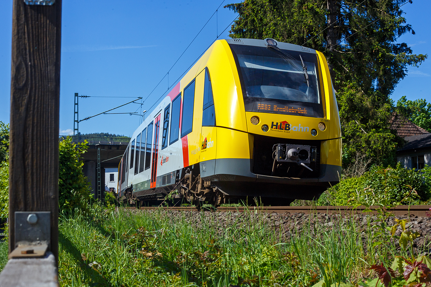 In Froschperspektive, der Verbrennungstriebwagen VT 505 (95 80 1648 105-2 D-HEB / 95 80 1648 605-1 D-HEB) der HLB (Hessische Landesbahn GmbH), ein Alstom Coradia LINT 41 der neuen Generation, hat am 09 Mai 2025 den Bahnhof Betzdorf/Sieg verlassen und fährt, als RB 93  Rothaarbahn  nach Erndtebrück, weiter in Richtung Kirchen/Sieg.

Der LINT 41 der neuen Generation wurde im Juni 2015 von ALSTOM Transport Deutschland GmbH (vormals LHB) in Salzgitter-Watenstedt unter der Fabriknummer D041418-005 gebaut und an die HLB für den Standort Siegen ausgeliefert. Abnahmetag war der 30.06.2015.
