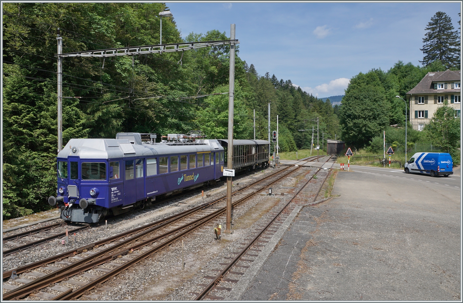 In G�nsbrunnen steht der RM ABe 526 290-2 (UIC 94 85 7526 290-2 CH-BLS) der als  Tunnelkinotriebwagen  im Einsatz steht.

17. Juni 2023
