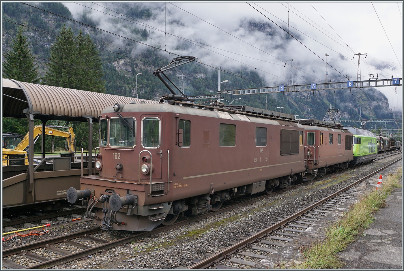 In Kandersteg warten auf einen neuen Einsatz die beiden BLS Re 4/4 192 und 184 sowie die BLS Re 465 004. Heute waren von den drei Autotunnelzug Umläufen AT1 nur noch einer mit einer BLS Re 4/4 (Re 425) im Einsatz, so dass mit dem baldigen Einsatz Ende dieser Mehrzwecklok gerechnet werden muss. 

12. Sept. 2024