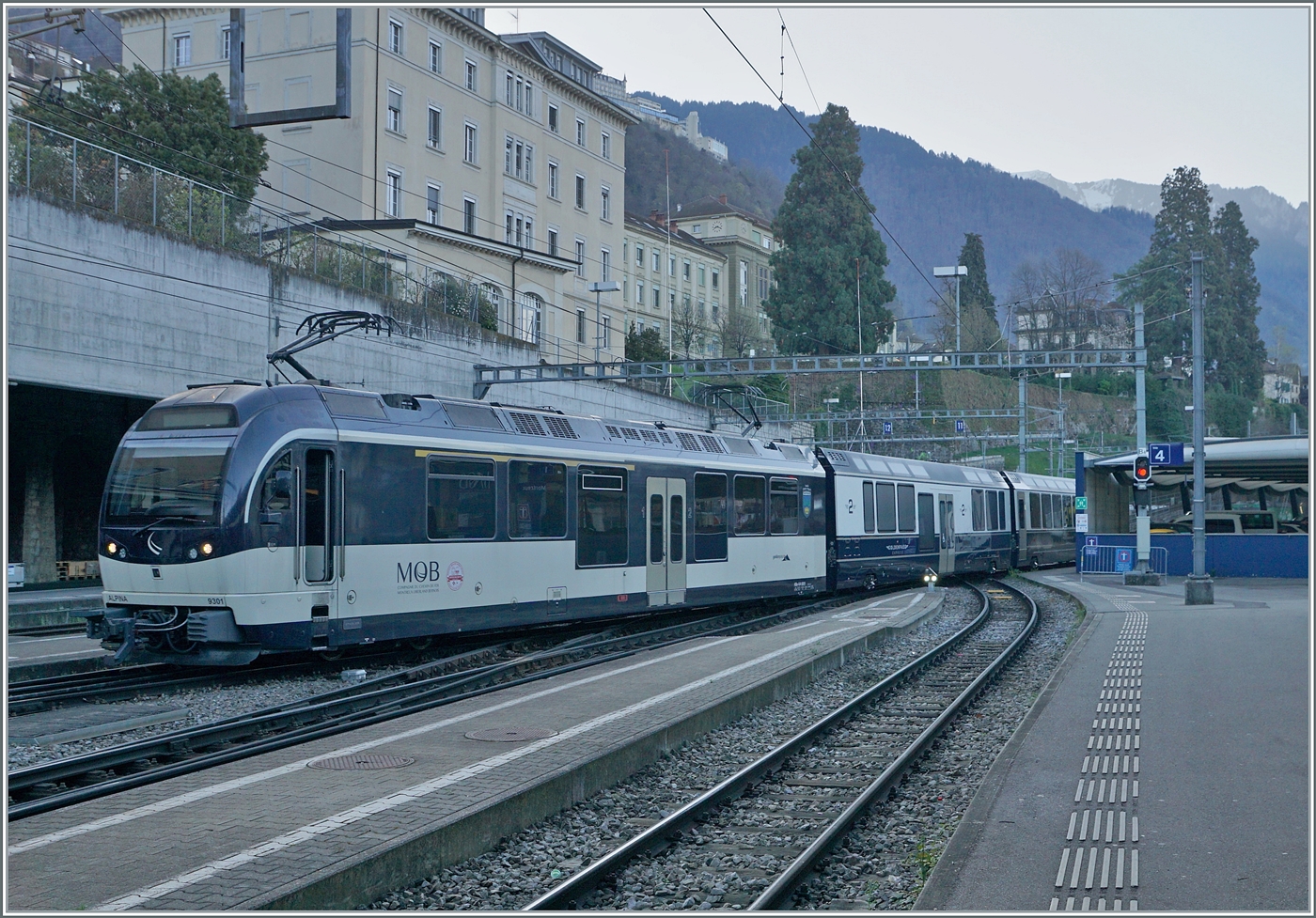 In Montreux rangiert der MOB ABe 4/4 9301 GPX Wagen. 

4. April 2025