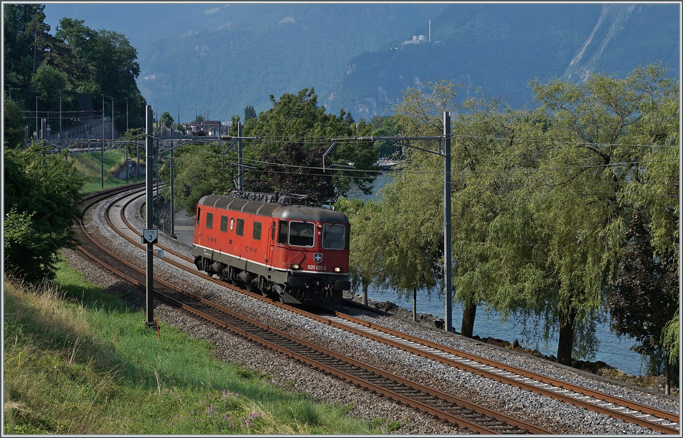 In rechte gepflegtem rot zeigt sich die SBB Re 6/6 11637 (Re 620 037-2)  Sonceboz-Sombeval  kurz nach Villeneuve als Lokzug auf der Fahrt in Richtung Lausanne.

30. Juni 2025