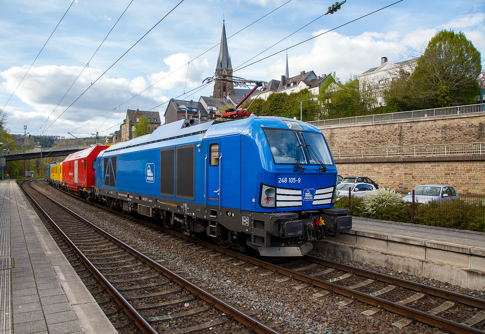 In einer ungew�hnlichen Komposition (im Sandwich zweier SIEMENS Vectron Dual Mode der PRESS) f�hrt ein Schienenpr�fzug (SPZ 3), auf Pr�ffahrt (der Messwagen ist auf die Schiene absenkt) am 30.04.2023 durch den Bahnhof Kirchen an der Sieg in Richtung Siegen.

Hier im Detail die SIEMENS Vectron Dual Mode 248 026-7 (90 80 2248 026-7 D-PRESS) alias 248 105-9 der PRESS (Eisenbahnbau- und Betriebsgesellschaft Pressnitztalbahn mbH, J�hstadt), bzw.als Nachschuss der ganze Messzug. Die Lok wurde 2022 von SIEMENS in M�nchen-Allach unter der Fabriknummern 23168 gebaut und an die PRESS - Eisenbahnbau- und Betriebsgesellschaft Pressnitztalbahn mbH in J�hstadt geliefert. Die Vectron DM hat die Zulassung f�r Deutschland f�r eine H�chstgeschwindigkeit 160 km/h.