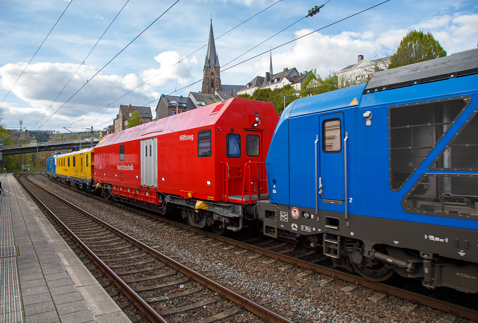 In einer ungew�hnlichen Komposition (im Sandwich zweier SIEMENS Vectron Dual Mode der PRESS) f�hrt ein Schienenpr�fzug (SPZ 3), auf Pr�ffahrt (der Messwagen ist auf die Schiene absenkt) am 30.04.2023 durch den Bahnhof Kirchen an der Sieg in Richtung Siegen.

Hier im Detail der Hilfszug-Wagen (Nummer unbekannt) der DB Netz AG (Notfalltechnik).
