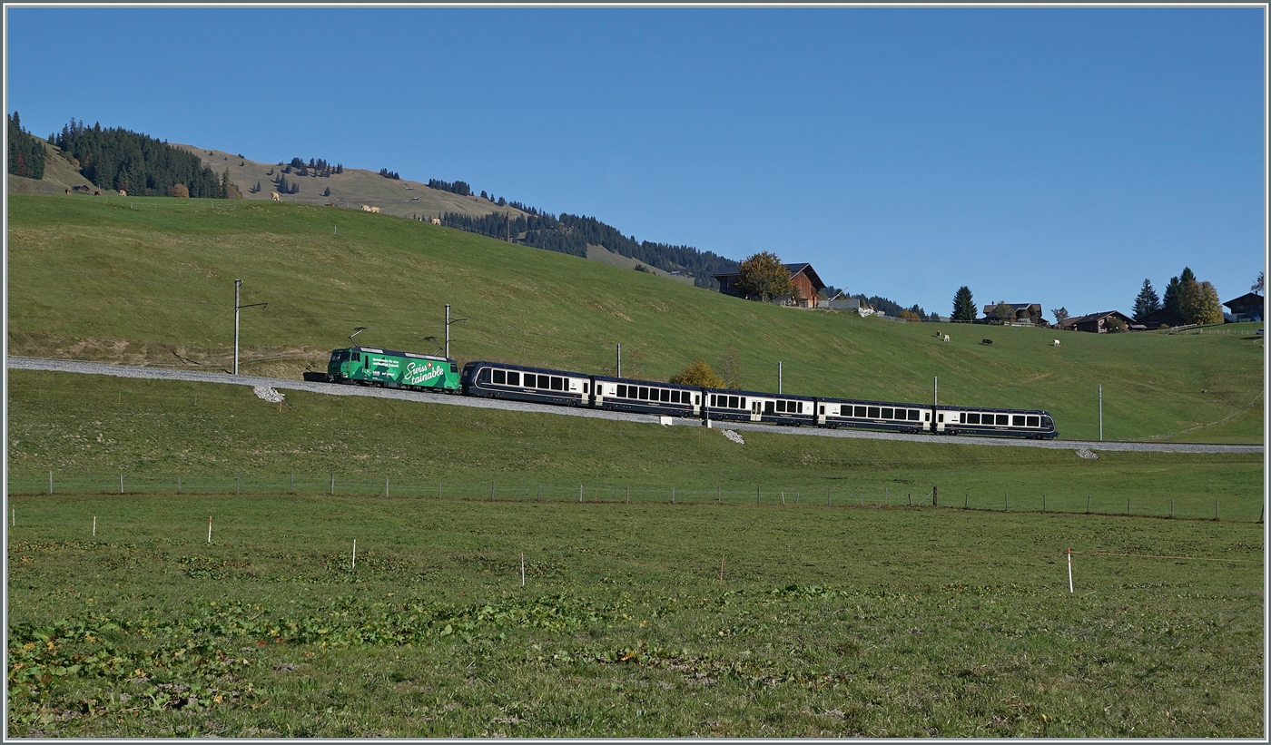In weiten Kurven gewinnt das Trasse der MOB zwischen Gstaad und Schönried die nötige Höhe. Im Bild der GoldenPass Express (GPX) PE 4068 von Montreux nach Interlaken Ost mit der Ge 4/4 8004  Swisstainable  an der Spitze, die in Zweisimmen durch eine BLS Re 465 abgelöst werden wird. 

13. Okt. 2025 



