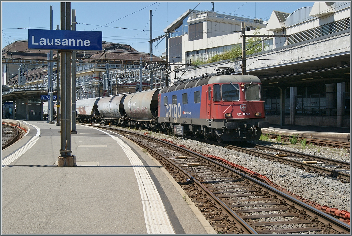 Infolge Bauarbeiten ruht der Reisezugverkehr auf der Simplonachse für drei Monate in diesem Sommer, sowie auch im Sommer 2025, der  Spaghettizug  von Perrigny nach Torino Orbassano aber verkehrt trotzdem, er wird wohl fährt wohl ab Domosossola bzw. Premosselo über die  Novara -Strecke. Das Bild zeigt die SBB Re 6/6 11639 (Re 620 039-8)  Murten , die nach dem Abwarten der Distanz zum vorausfahrenden IR90 nun wieder Fahrt aufnimmt und Lausanne verlässt.

10. Juni 2024