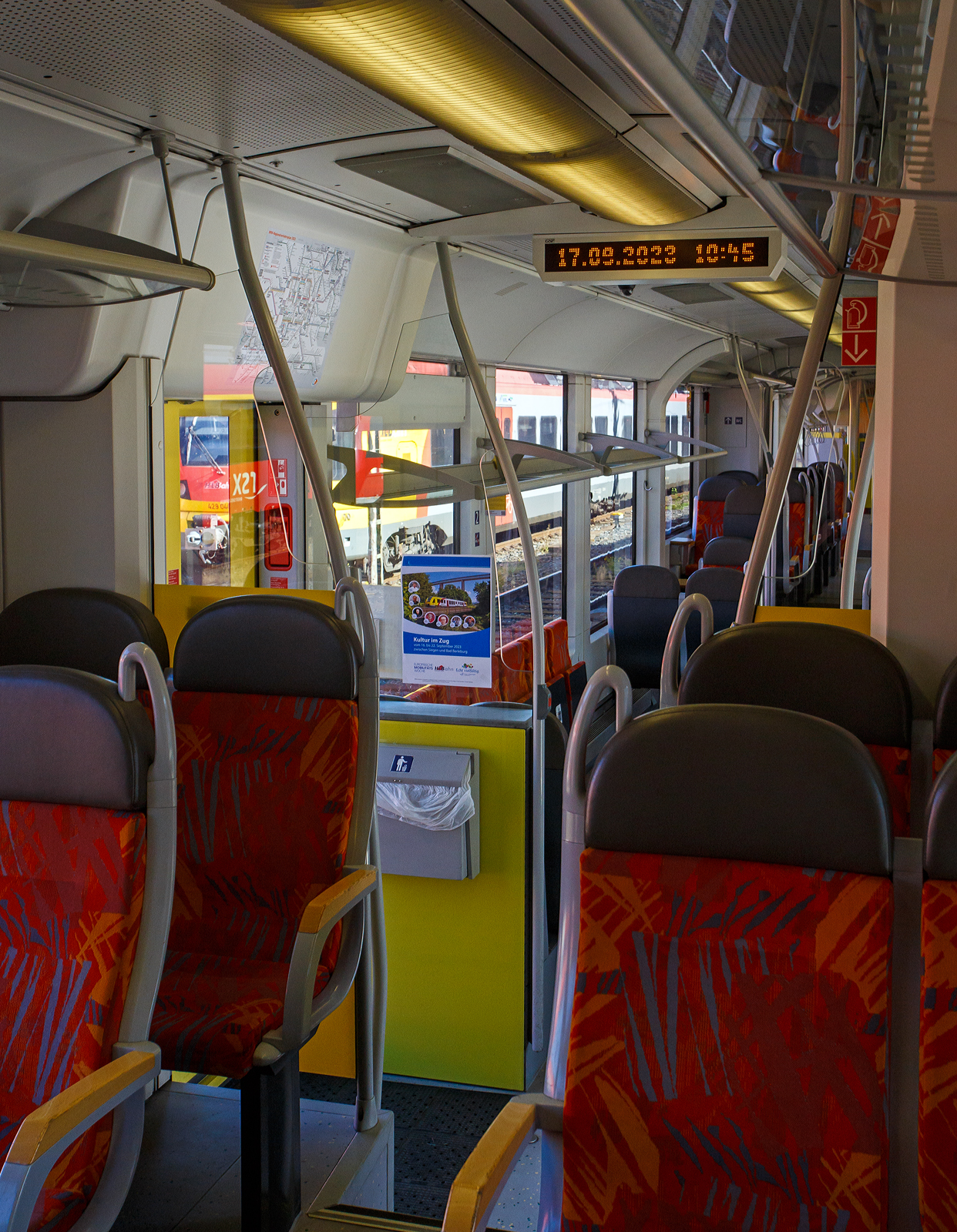 Innenraum im VT 265 (95 80 0648 165-8 D-HEB /95 80 0648 665-7 D-HEB), ein Alstom Coradia LINT 41 der HLB (Hessische Landesbahn GmbH) am 17.09.2023 in Siegen. Man achte auf das Plakat in der Bildmitte, auf welches ich im n�chsten Bild eingehe.