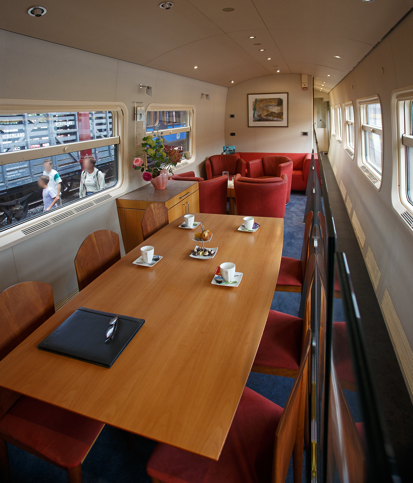 Innenraum/Interieur des Salonwagen Königin Beatrix Sr 10, NL-NS 61 84 89-70 003-8, vom königlichen Zug „Koninklijke Trein“ (Hofzug) am 24. Juni 2025 im Het Spoorwegmuseum (bis 2005 NSM - Nederlands Spoorwegmuseum / Niederländischen Eisenbahnmuseum) in Utrecht im ehemaligen Bahnhof Maliebaan. Sr steht für Salonrijtuig in Deutsch Salonwagen.

Der Wagen wurde 1980 von der Waggonfabrik Talbot GmbH & Co. in Aachen (D) gebaut und als ICR-Wagen (Intercityrijtuig), vom Type A10 ICR-1-A, an die NS - Nederlandse Spoorwegen (Niederländische Eisenbahnen) geliefert, wo er die Nummer NL-NS 50 84 10-70 647-9 trug. 1991 gab das Ministerium für Verkehr, öffentliche Arbeiten und Wasserwirtschaft einen neuen königlichen Zug für Königin Beatrix in Auftrag, da die alten Waggons nicht mehr ausreichten. Man entschied sich für den Umbau eines bestehenden Intercity-Waggons. NS Design war gemeinsam mit der Königin Beatrix für die Innenausstattung verantwortlich.

Königin Beatrix hatte einen klaren Wunsch: Der Zug sollte „schick und schlicht italienisch“ sein. Das Ergebnis war ein funktionales Interieur mit luxuriösen Materialien wie Marmor, warmem rotem Leder und Birnbaumholz. Der SR10 war zudem der erste königliche Waggon mit Klimaanlage sowie Warm- und Kaltwasser.

Der SR10 verfügt über eine Lounge mit einem Besprechungs-/Esstisch und einer Sitzecke mit vier Sesseln und einem Sofa. Es gibt drei Schlafbereiche, zwei für die königliche Familie und einen für die Zugführer. Die Schlafzimmer der königlichen Familie verfügen jeweils über ein eigenes Bad, einen Arbeitsbereich mit Schreibtisch und ein Etagenbett für zwei Personen. Später wurde der Zug auch von König Willem-Alexander genutzt. Ein Schlafzimmer wurde daraufhin umgebaut, um ein drittes Bett für die Prinzessinnen unterzubringen.
