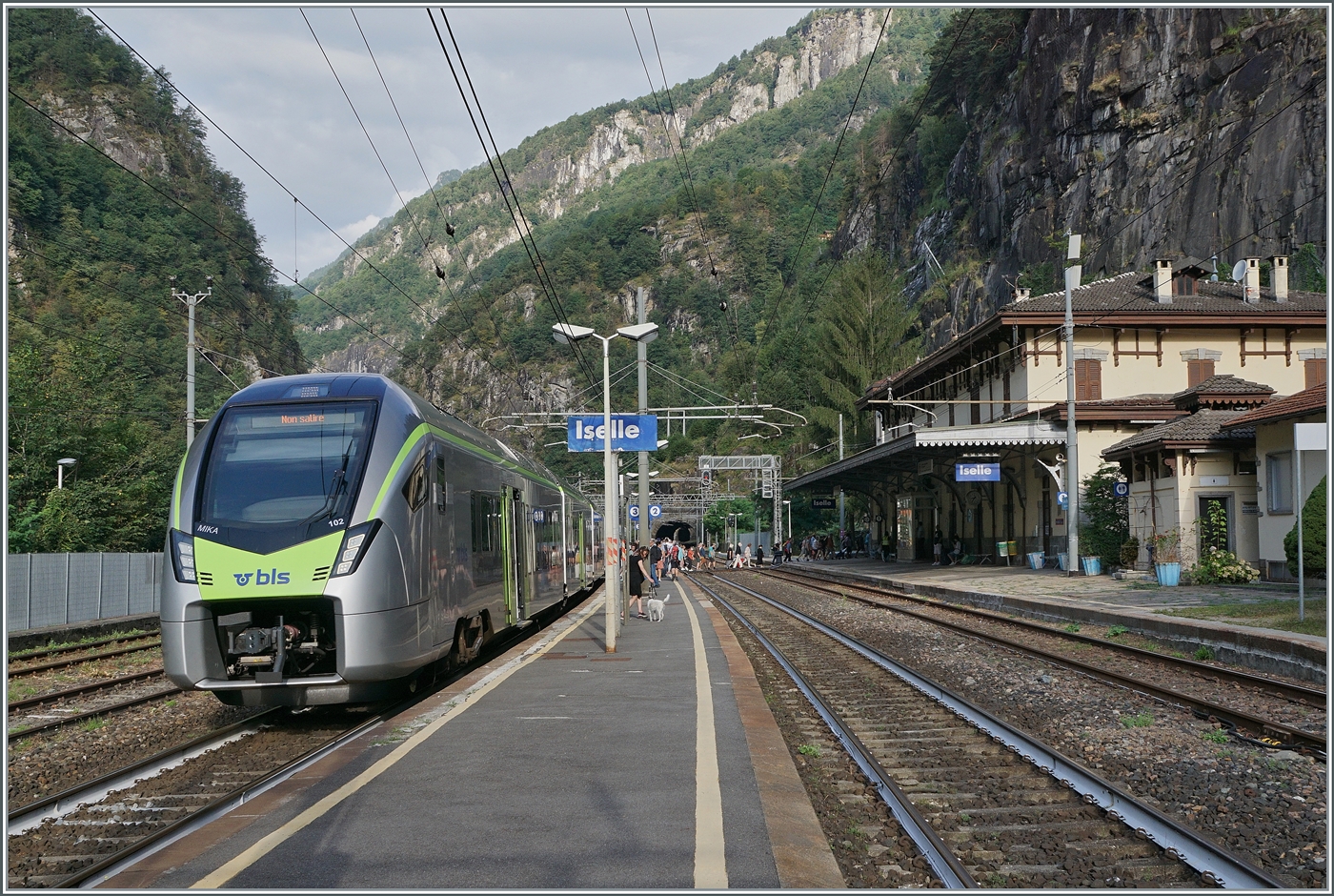 ISELLE TERMINI könnte man in diesen Tagen den Bahnhof von Iselle di Trasquera nennen, enden doch alle Züge hier. Infolge Bauarbeiten einer Brücke ist die Strecke Iselle - Domodossola unterbrochen, es fahren (sehr viele) Ersatzbuse. Die BLS fährt nun stündlich (statt zweistündlich) bis Iselle, fast alle andern Züge entfallen. 
Im Bild der BLS RABe 528 102 als RE 1 4259 von Bern in Iselle di Trasquera angekommen (8:35) und wendet nun auf den RE 1 4264 nach Bern (ab 9:20) somit bleibt herrlich viel Zeit den BLS MIKA in Iselle zu fotografieren. 

Ein kleines Detail sein noch angemerkt: Da der Zug auf Gleis 3 ankommt und dort beim Aussteigen fotografiert wurde, kann man geradewegs durch die 169 Meter langen Gallerie di Iselle das Portal des Simplontunnels (19803/19823m Länge) erkennen!
Und noch ein Detail zum Detail: der Tunnel von Iselle gehört auf 144 Meter Länge der SBB. 

17. August 2024