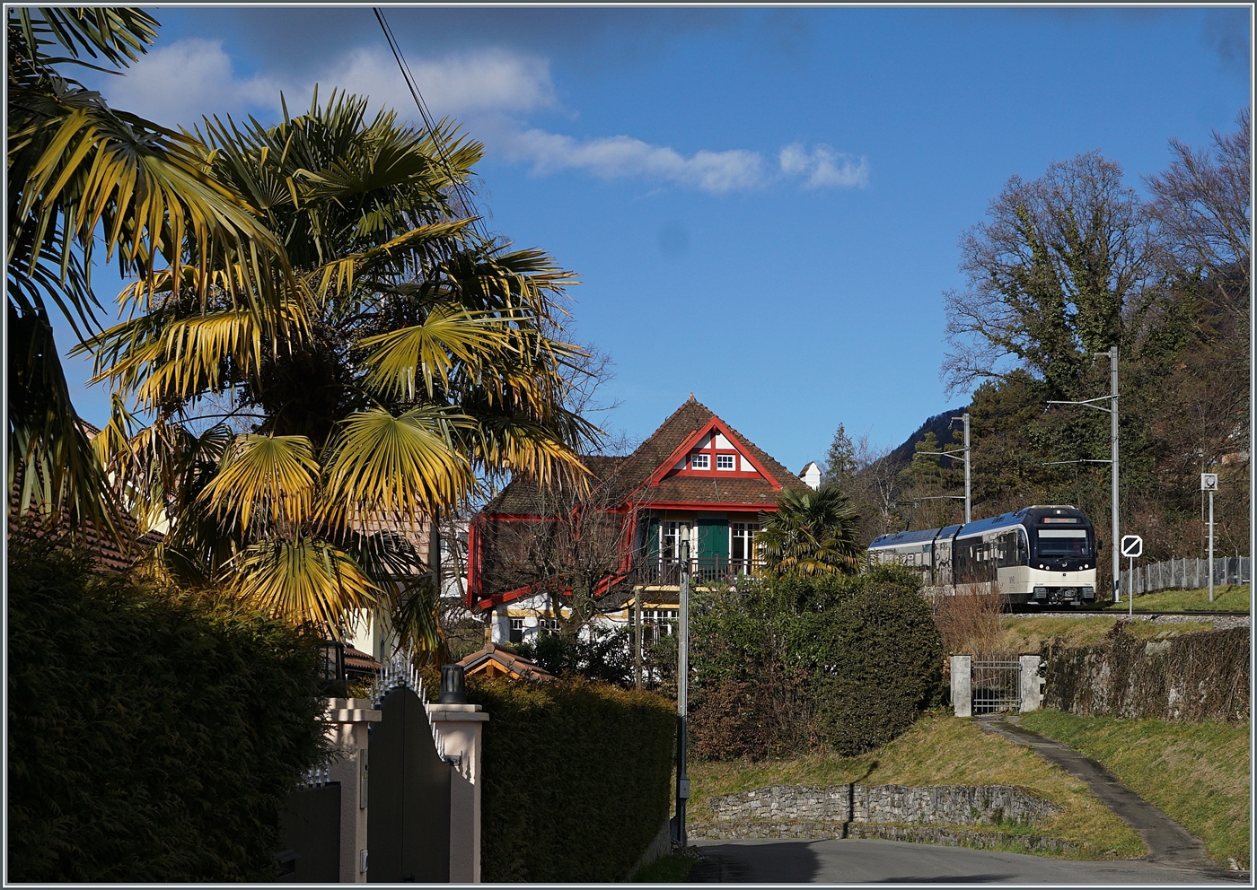 Kaum 19 Minuten nach der Abfahrt im verschneiten Les Avants ist der CEV MVR ABeh 2/6 7504  Vevey  als R 34 2317 nach Montreux bei Planchamp (530 müM) zwischen kräftigen Plamen unterwegs. 

3. Januar 2025