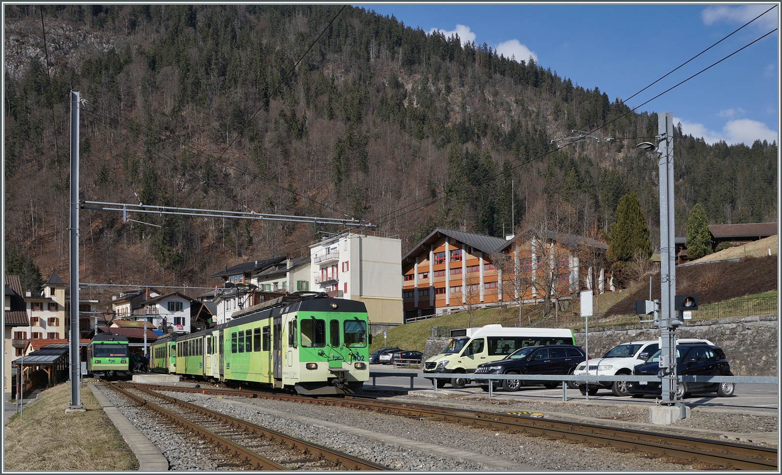 Kaum ist der Beh 4/8 in Le Sépey angekommen, verlässt der Regionalzug nach Aigle mit dem BDe 4/4 402 an der Spitze den kleinen Kopfbahnhof.

17. Feb. 2024