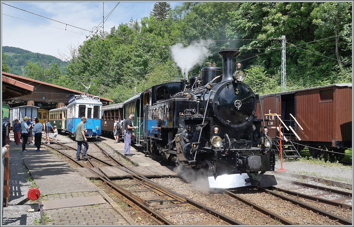 Kaum in Chaulin angekommen, wird die HG 3/4 N° 3 der Blonay Chamby Bahn abgekuppelt und dampft in der Folge in die Lokversorgung.

1. Juni 2025