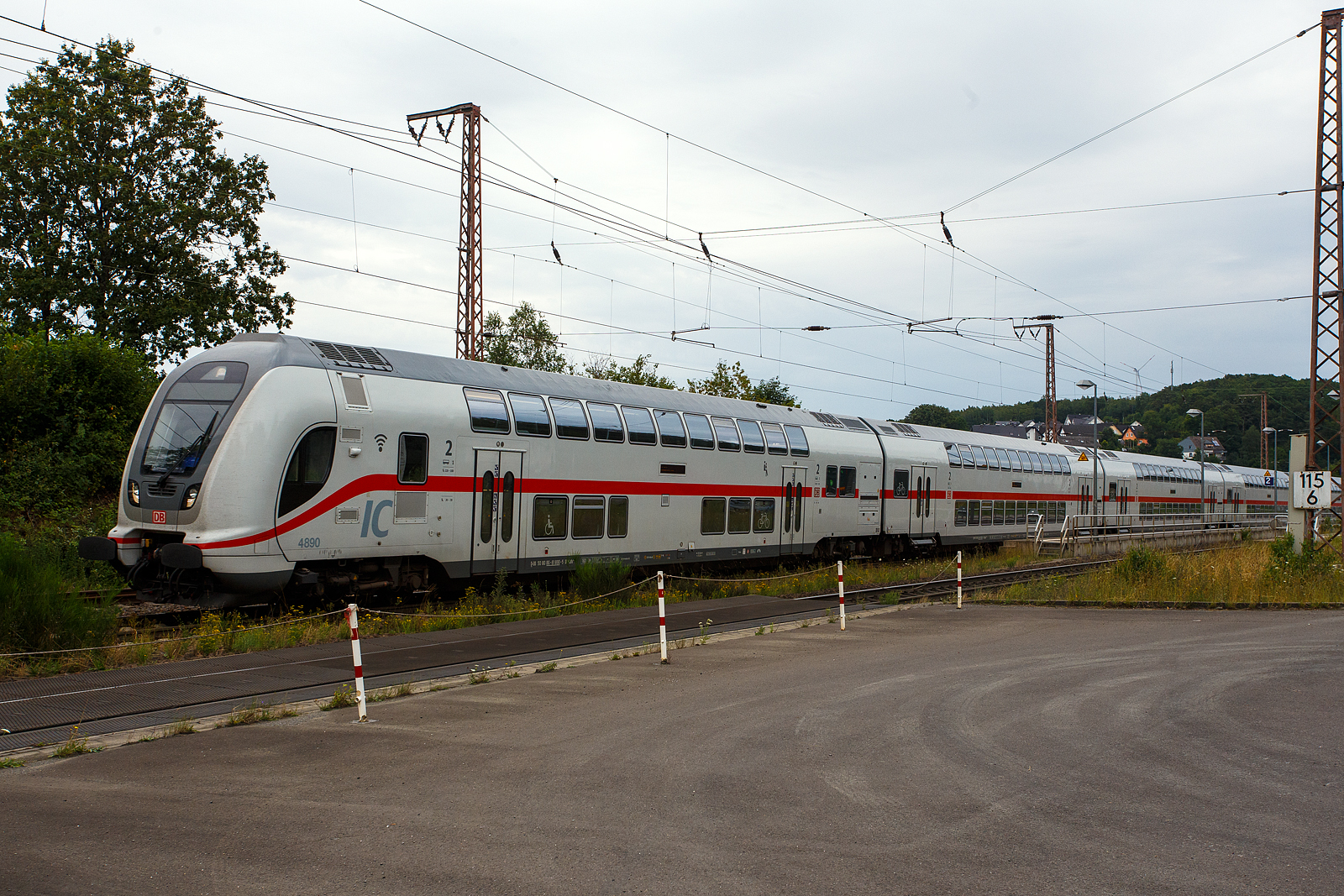 Klimatisierter 2. Klasse IC2-Doppelstock-Steuerwagen mit Mehrzweckabteil (Twindexx Vario, Steuerwagen), D-DB 50 80 86-81 890-5 DBpbzfa 668.4 der DB Fernverkehr AG, am 01 August 2024 als führender Wagen des IC 2320 (Wagen 1) der IC 2 Zuggarnitur 4890, bei einer Zugdurchfahrt in Ruderdorf (Kr. Siegen).

Der Wagen wurde 2018 von Bombardier Görlitz gebaut.

TECHNISCHE DATEN:
Gattung/Bauart: DBpbzfa 668.4
Spurweite: 1.435 mm
Länge über Puffer: 27.270 mm
Wagenkastenbreite: 2.784 mm
Höhe über Schienenoberkante: 4.632 mm
Drehgestellbauart: Görlitz IX
Leergewicht: 58 t
Höchstgeschwindigkeit: 160 km/h (optional 189 km/h)
Einstieg: Tief

DB Fernverkehr setzt seit dem 12. Dezember 2015 aus Doppelstockwagen gebildete Intercity-Züge unter der Bezeichnung Intercity 2 (IC2) ein. Hierfür wurden zunächst 27 Zugeinheiten beschafft, die aus je vier Doppelstock-Mittelwagen, einem Doppelstock-Steuerwagen und einer auf 160 km/h ausgelegten Lokomotive der Bombardier-Traxx-Baureihe P160 AC2 (DB 146.5) bestehen. Die Doppelstock-Wagen sind für eine Höchstgeschwindigkeit von 189 km/h vorgesehen, doch werden die Züge wegen der dazu erforderlichen gesonderten Zulassungsprozedur (mit noch zu bestellenden Lokomotiven der Baureihe Bombardier TRAXX P189 AC) auf längere Sicht nur für eine Geschwindigkeit von 160 km/h zugelassen sein.

Durch die Beschaffung der Doppelstock-Intercitys sollten vordringlich Fahrzeugkapazitäten geschaffen werden, um die Fahrzeugreserve des DB-Fernverkehrs zu vergrößern.

Die Züge verfügen über 468 Sitzplätze, davon 70 in der ersten Klasse. Ein Bistro oder Restaurant ist nicht vorhanden, stattdessen erfolgt auf einzelnen Streckenabschnitten eine Bewirtung am Platz. Unter dem Namen IC Café-Team bieten Mitarbeiter von LSG Sky Chefs den Reisenden Kalt- und Heißgetränke, Snacks sowie Backwaren an. Die Züge verfügen unter anderem über Handyverstärker und eine fahrzeuggebundene Rollstuhlrampe. Eine Intercity-2-Garnitur besteht aus einem Steuerwagen mit Plätzen der zweiten Klasse, drei Wagen zweiter und einem erster Klasse, der mit der Lokomotive gekuppelt wird. Bei den Mittelwagen befinden sich die Türen über den Drehgestellen (sogenannter Hochflureinstieg), sodass sowohl Unter- als auch Oberstock nur durch Treppen erreichbar sind. Der Unterstock der Steuerwagen ist durch Niederflureinstiege zwischen den Drehgestellen barrierefrei erreichbar und mit Rollstuhl- sowie Fahrradstellplätzen und einer barrierefreien Toilette ausgestattet. Der Oberstock ist nicht barrierefrei und wird im Steuerwagen über zwei Treppen erreicht.