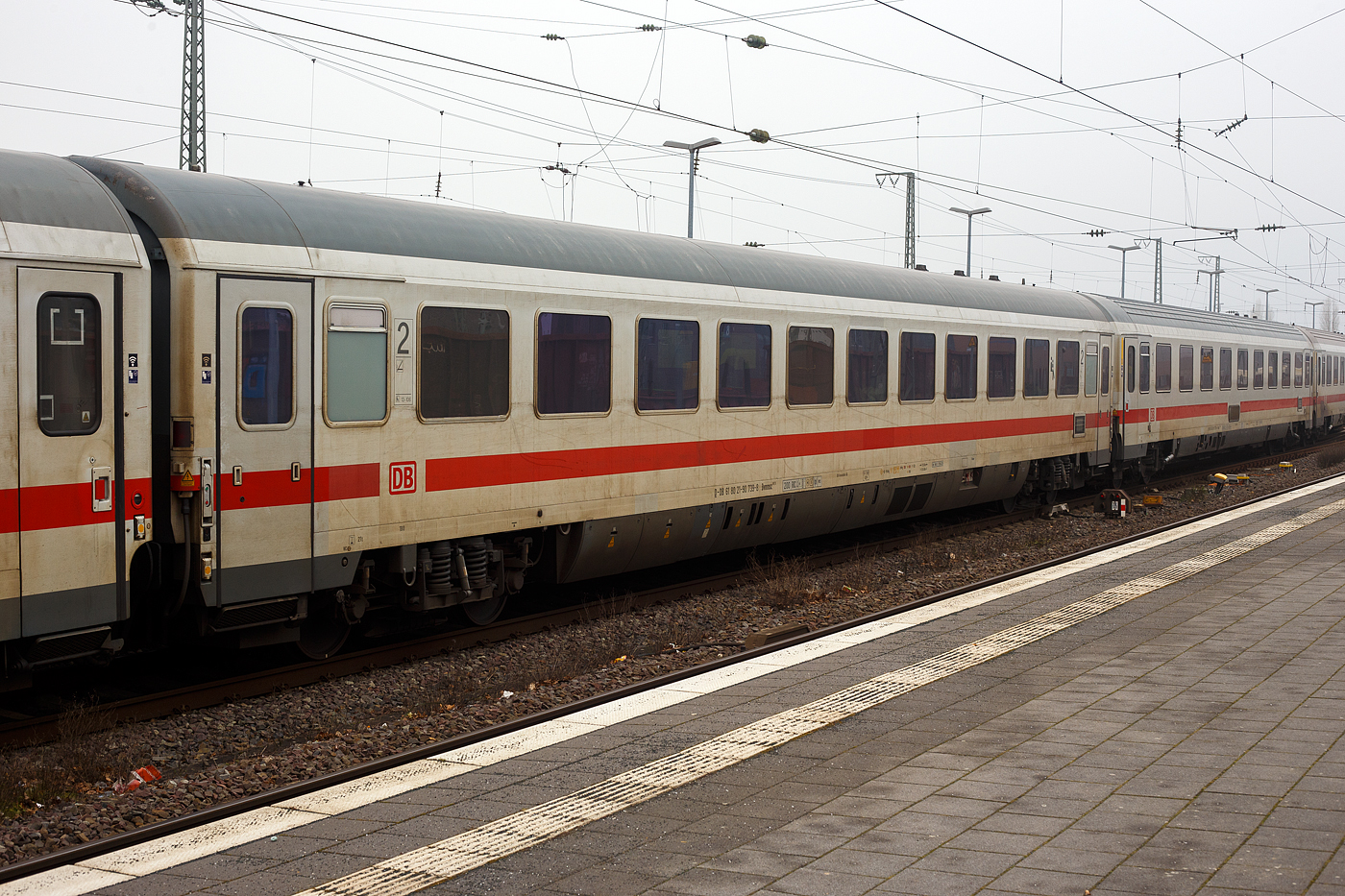 Klimatisierter modernisierte zweite Klasse InterCity-Abteil-/Großraum-Reisezugwagen, D-DB 61 80 21-90 739-8, der Gattung Bvmmsz 187.3, der DB Fernverkehr AG, eingereiht im Zugverband als Wagen Nr. 30 in den IC 146 (Berlin – Amsterdam), am 21 Januar 2025 im Bahnhof Rheine.

Der Wagen ist aus einer Nachfolgeserie der Eurofima-Wagen (UIC-Typ Z), er wurde 1990 von der WU – Waggon Union in Berlin gebaut und als 73 80 21-90 639-6 Bvmz 185.3 an die DB Fernverkehr AG ausgeliefert, zuletzt wurde er 2015/16 modernisiert. Der Wagen ist für eine Höchstgeschwindigkeit von 200 km/h (RIC) zugelassen.

TECHNISCHE DATEN:
Spurweite: 1.435 mm (Normalspur)
Länge über Puffer: 26.400 mm
Wagenkastenlänge: 26.100 mm
Wagenkastenbreite: 2.825 mm
Höhe über Schienenoberkante: 4.050 mm
Drehzapfenabstand: 19.000 mm
Achsstand im Drehgestell: 2.500 mm
Drehgestellbauart: Minden-Deutz 523
Leergewicht: 52 t
Höchstgeschwindigkeit: 200 km/h
Sitzplätze: 62 (in der 2. Klasse)
Abteile: 1 Kinderabteil mit 4 Plätzen, 3 Abteile á 6 Plätze, 1 Großraumabteil mit 40 Plätzen (davon 4 x 4 vis-à-vis mit Tisch), sowie 1 Dienstabteil
Toiletten: 2, geschlossenes System
Bremse: KE-GPR-Mg (D) [ep] [NBÜ]