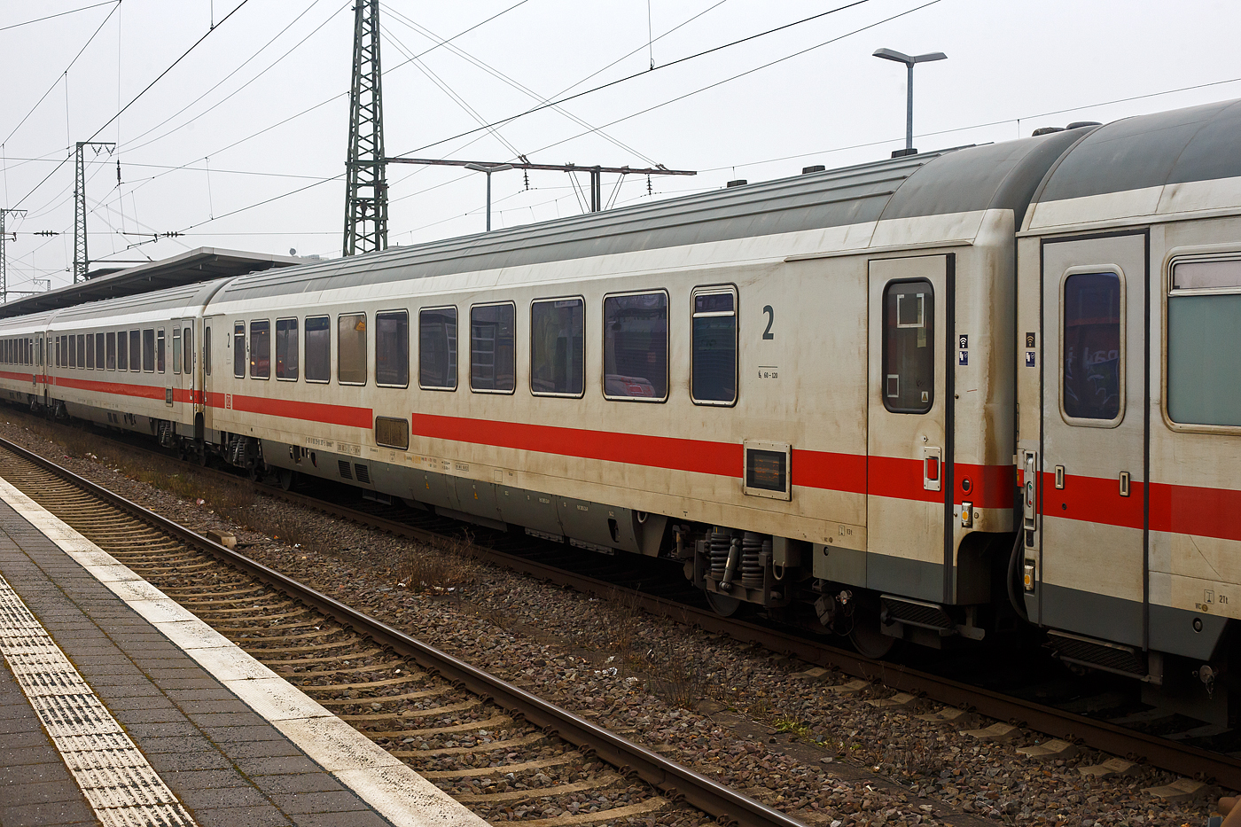Klimatisierter modernisierte zweite Klasse InterCity-Großraumwagen, D-DB 61 80 29-91 307-5, der Gattung Bpmmbz 285.3, der DB Fernverkehr AG, eingereiht im Zugverband als Wagen Nr. 29 in den IC 146 (Berlin – Amsterdam), am 21 Januar 2025 im Bahnhof Rheine.

Der Wagen ist aus einer Nachfolgeserie der Eurofima-Wagen, er wurde 1986 von LHB - Linke-Hofmann-Busch in Salzgitter-Watenstedt gebaut und als 61 80 29-94 047-4 Bpmbz 293.6 an die Deutsche Bundesbahn (DB) ausgeliefert, zuletzt wurde er 2015/16 modernisiert. Der Wagen ist für eine Höchstgeschwindigkeit von 200 km/h (RIC) zugelassen.

TECHNISCHE DATEN:
Spurweite: 1.435 mm (Normalspur)
Länge über Puffer: 26.400 mm
Wagenkastenlänge: 26.100 mm
Wagenkastenbreite: 2.825 mm
Höhe über Schienenoberkante: 4.050 mm
Drehzapfenabstand: 19.000 mm
Achsstand im Drehgestell: 2.500 mm
Drehgestellbauart: Minden-Deutz 523
Leergewicht: 44 t
Höchstgeschwindigkeit: 200 km/h
Sitzplätze: 69 (in der 2. Klasse), Platz 21 und 24 für Behinderte
Abteile: 1 (Großraum)
Toiletten: 2, geschlossenes System, davon 1 behindertengerecht
Bremse: KE-GPR-Mg (D) [ep] [NBÜ]