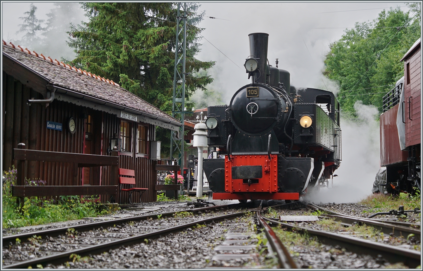 Kühles und feuchtes Wetter ist zwar kein  Postkartenwetter  dafür fasziniert der Rauch und Dampf der SEG G 2x 2/2 105 der Blonay-Chamby Bahn um so mehr. Die Lok ist von Blonay in Chaulin angekommen und fährt nun zur Lokwartung, wo die Lok für die nächste Fahrt mit Wasser und Kohle versorgt wird. 

22. Juni 2024
