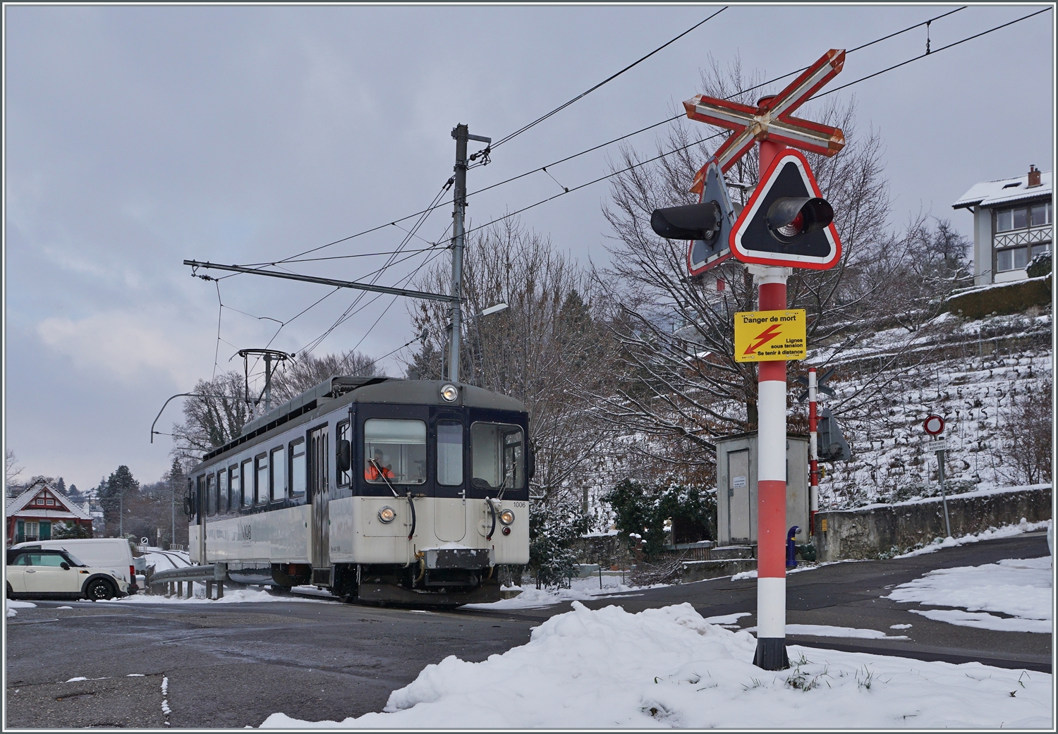 Kurz nach der Durchfahrt des GPX erschien auf was ich hoffte: der MOB Be 4/4 1006  Bipperlisi . Der Triebwagen ist in einem Regionalzugumlauf eingeteilt. Das Bild zeigt den Be 4/4 1006 als Regionalzug 12315 von Les Avants nach Montreux unterwegs und fährt ohne Halt bei der Haltestelle Planchamp vorbei. 

22. Januar 2023