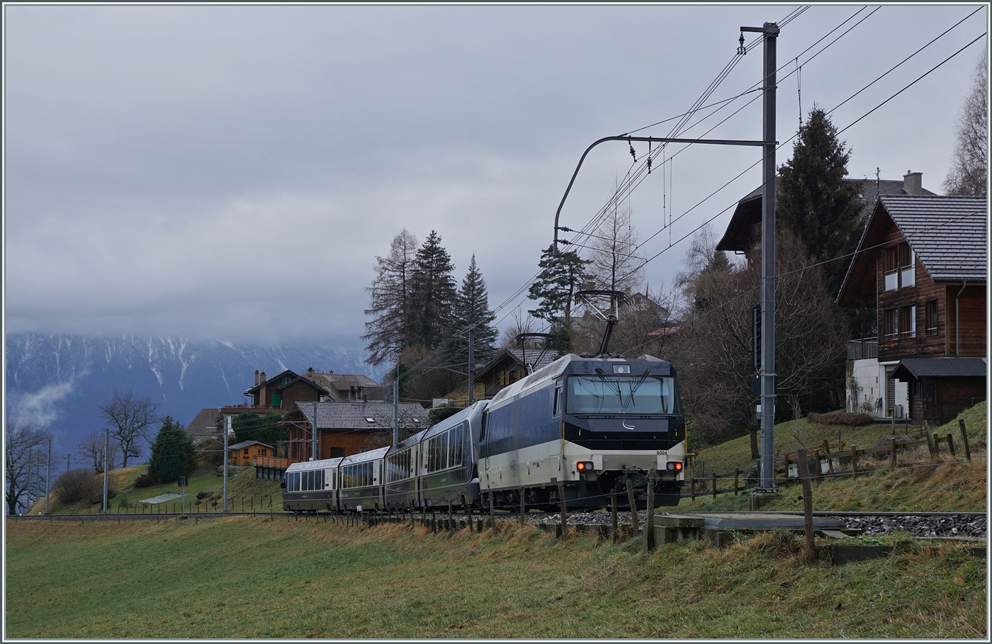 Kurz nach Les Avants ist die MOB Ge 4/4 8004 mit dem MOB/BLS GoldenPass Express GPX 4064 von Interlaken Ost nach Montreux unterwegs. 

6. Jan. 2024