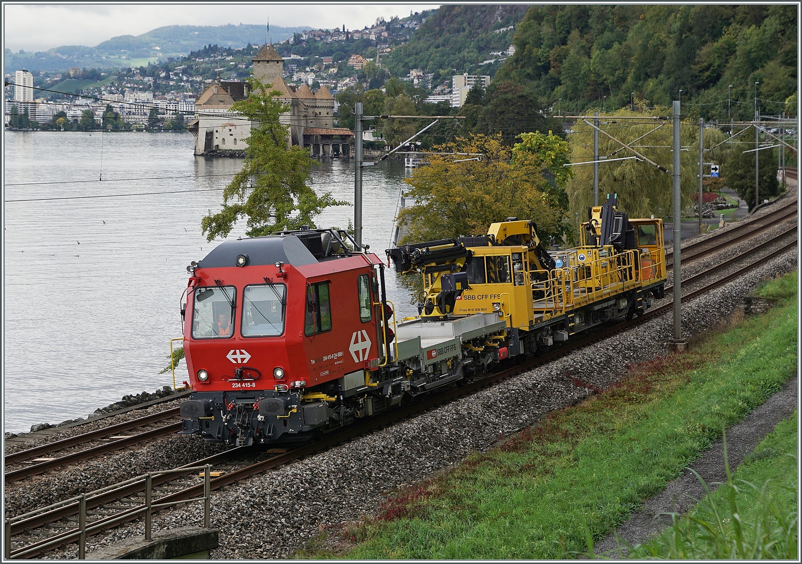 Kurz vor Villeneuve ist der SBB Tm 234 415-8 mit dem XTmass 99 85 9236 090-8 auf dem Weg in Richtung Aigle. 

30. Sept. 2022