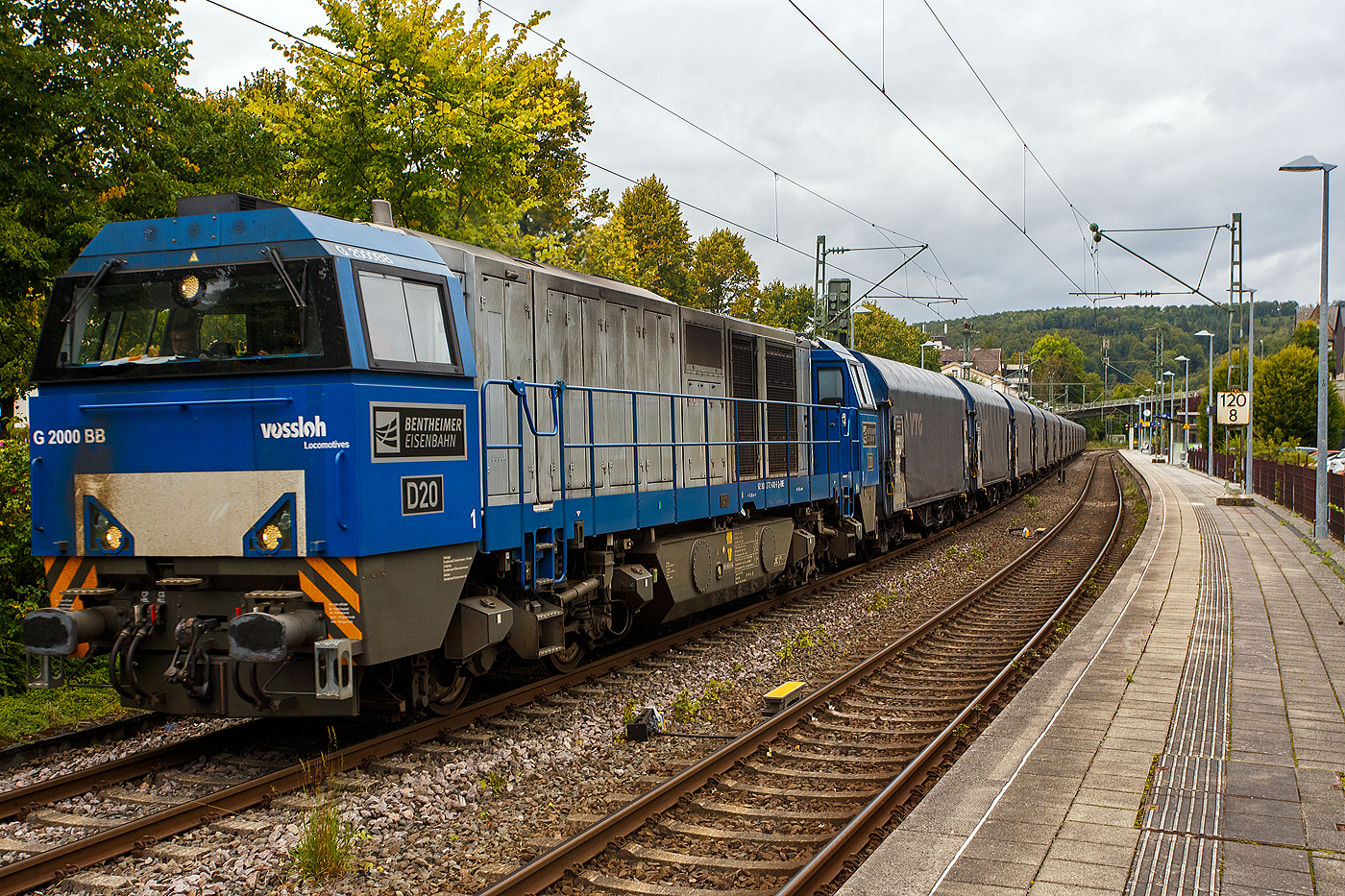 Kurzdrauf und nach einem RB kommt dann am 18 September 2025 im Bahnhof Kirchen/Sieg die zweite Fuhre Coilzug der KSW, es die an die KSW vermietete 272 408-6 / D20 der Bentheimer Eisenbahn AG (92 80 1272 408-6 D-BE), ex Rurtalbahn V 203 (92 80 1272 408-6 D-RTBC), eine Vossloh G 2000BB (mit symmetrischem Führerhaus), mit VTG Wagen der Gattung Shimmns.

In Betzdorf/Sieg wurden beide Coilzüge zu einem Zug vereinigt und im Sandwich bringen die KSW 44 die an die KSW vermietete 272 408-6 / D20 der Bentheimer Eisenbahn AG dann nach Herdorf. Da die Hellertalbahn (KBS 462) ja eingleisig ist und zwischen den Regionalverkehr der RB 96 (Hellertal-Bahn) passen muss, wird als gemeinsamer Zug gefahren. 