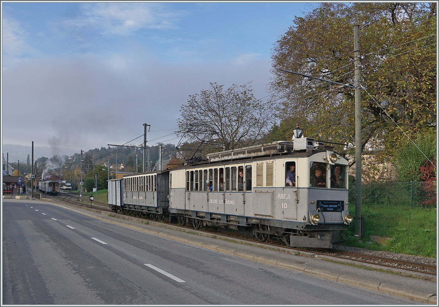La DER de la Saison 2024!  Mon dernier Train - Mein letzter Zug . Nochmals richtig fein gepfiffen, und dann setzte sich der Zug in Bewegung, passierte das Ausfahrsignal von Blonay und fährt nun nach Chaulin. Ein Abschiedsbild mit den wohl eizigsten Sonnenstrahlen des heutigen Tages bei der Abfahrt des LLB ABFe 2/4 10 der Blonay-Chamby Bahn in Blonay. 

26. Okt. 2024