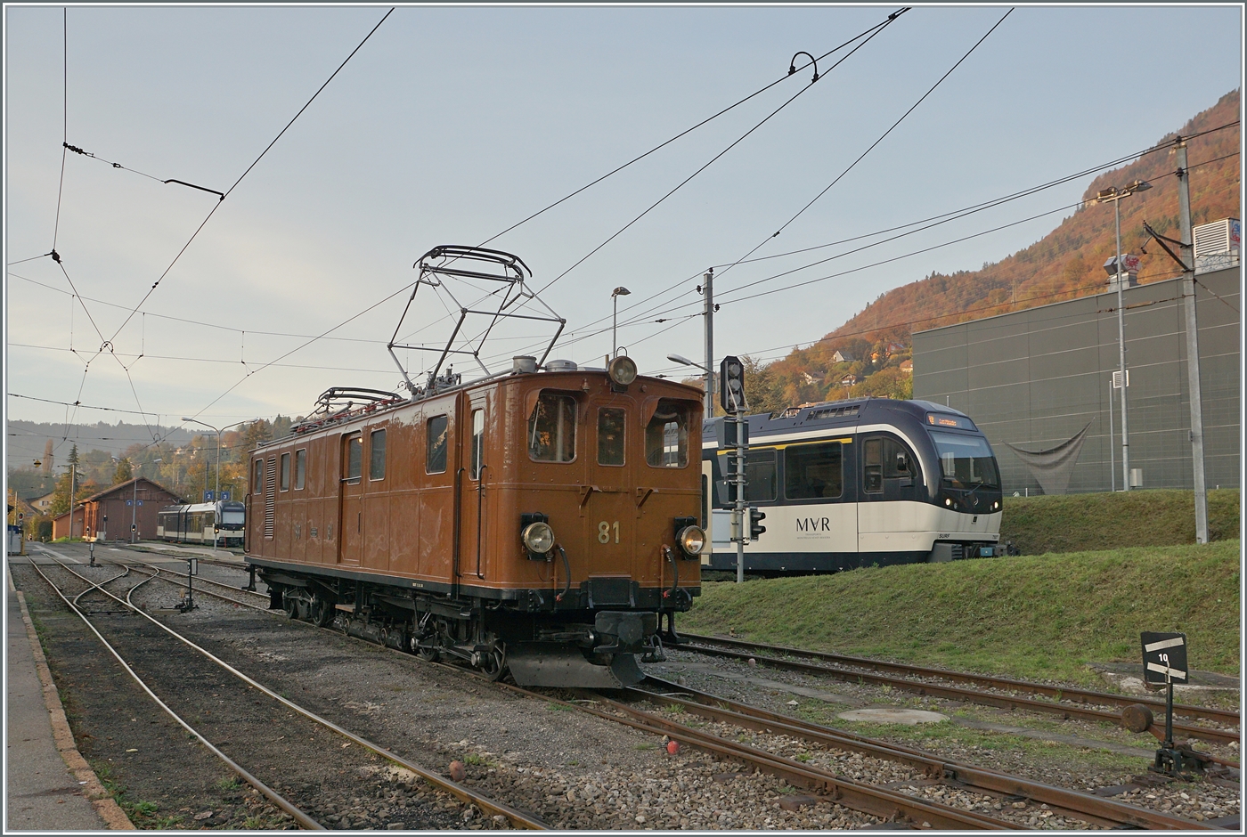 La DER de la Saison / Das Saison Ende der Blonay Chamby Bahn 2024 - Seit einigen Jahren zeigt die Blonay Chamby Bahn zum Saison Ende mit einem verdichteten Fahrplan noch einmal ihrer herrlichen Fahrzeuge im Einsatz. Zum Abschluss des Tages gab es für meinen Geschmack den Höhepunkt der Saisonabschlussfeier: Die Bernina Bahn RhB Ge 4/4 N° 81; die herrliche Lok rangiert in Blonay.

27. Okt. 2024