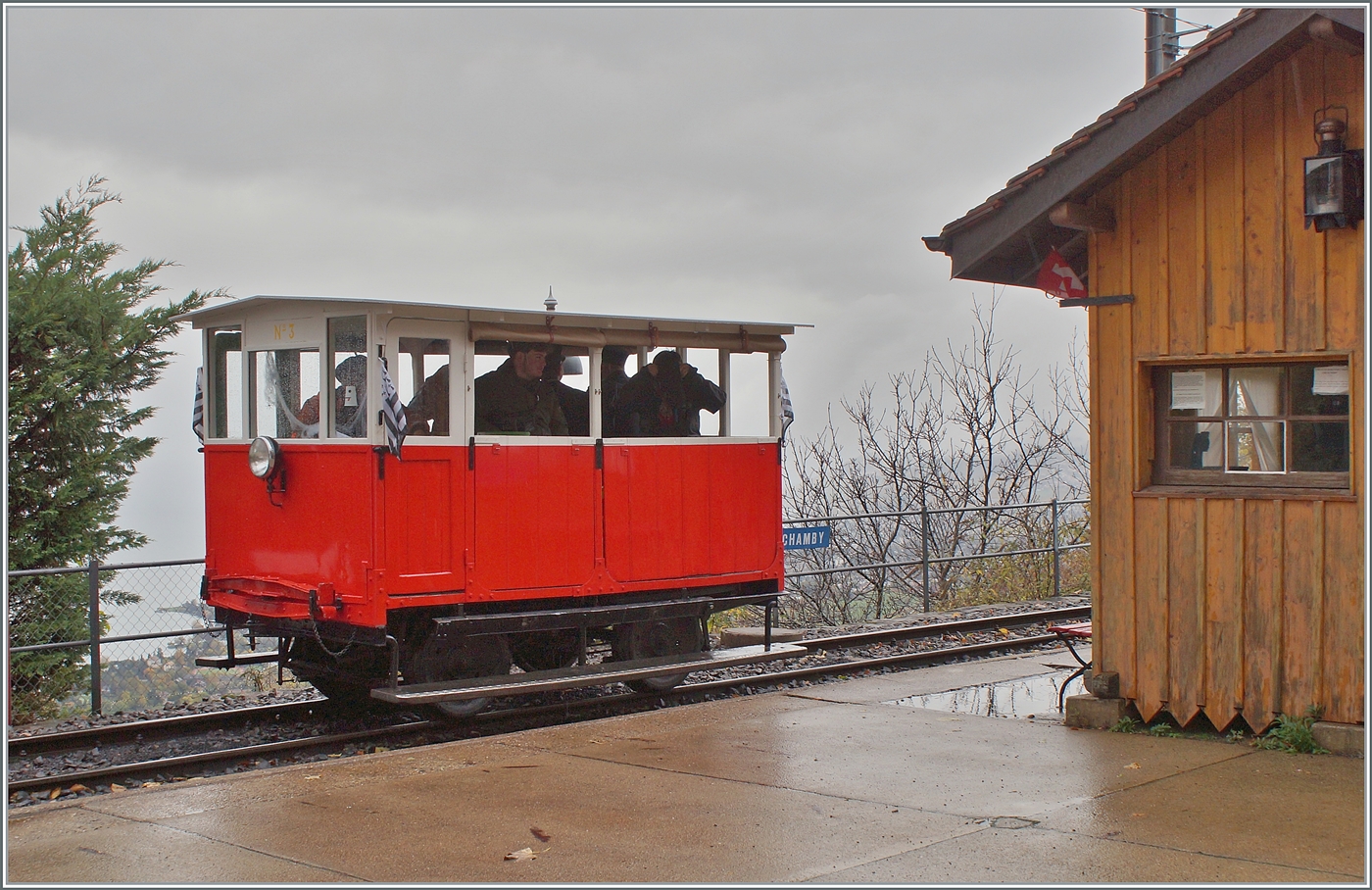 La DER de la Saison / Das Saison Ende der Blonay Chamby Bahn 2025 - Seit einigen Jahren zeigt die Blonay Chamby Bahn zum Saison Ende mit einem verdichteten Fahrplan noch einmal ihre herrlichen Fahrzeuge im Einsatz: der Dm 2/2 N°  Biniou  ist als Zug 3005 in Chamby angekommen und wird nach kurzem Aufenthalt nach Chaulin weiterfahren. 

25. Oktober 2025