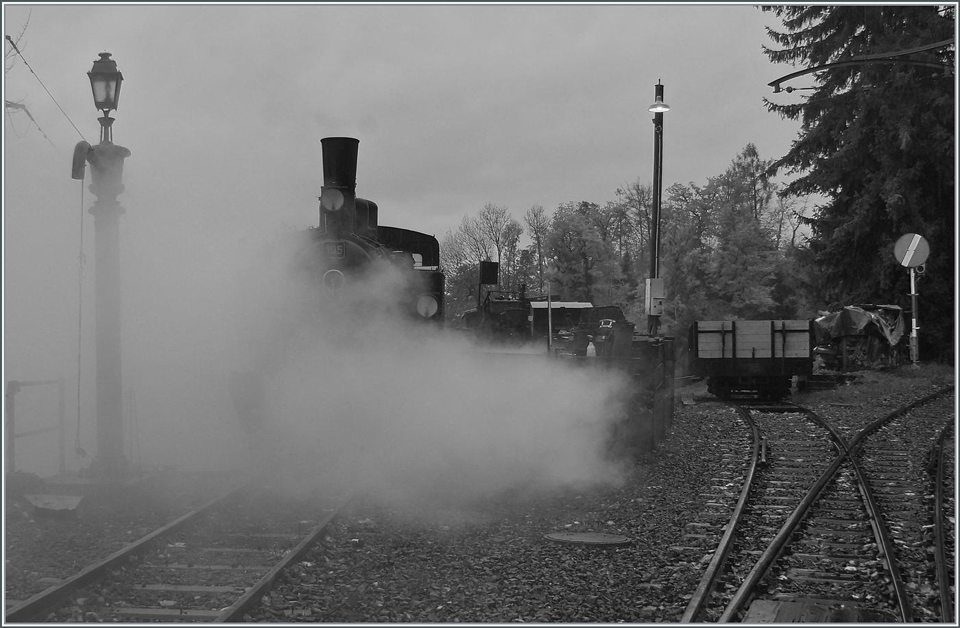 La DER de la Saison / Das Saison Ende der Blonay Chamby Bahn 2025 - Seit einigen Jahren zeigt die Blonay Chamby Bahn zum Saison Ende mit einem verdichteten Fahrplan noch einmal ihre herrlichen Fahrzeuge im Einsatz: Schon Stunden vor dem eigentlichen Einsatz wird in Chaulin die G 2x 2/2 105 vorbereitet. Hin und wieder war nicht klar, ob  Sichteinschränkung  Wetterbedingt oder vom Dampf der G 2x 2/2 105 stammen. Und die Wetterprognose war so schlecht, dass ich mir einen Moment überlegte, in die Sonnenstube auf der Alpensüdseite zu fahren. Im Endeffekt hat es sich aber doch gelohnt, das Saisonende der Blonay-Chamby Bahn zu erleben. 

25. OKt. 2025 