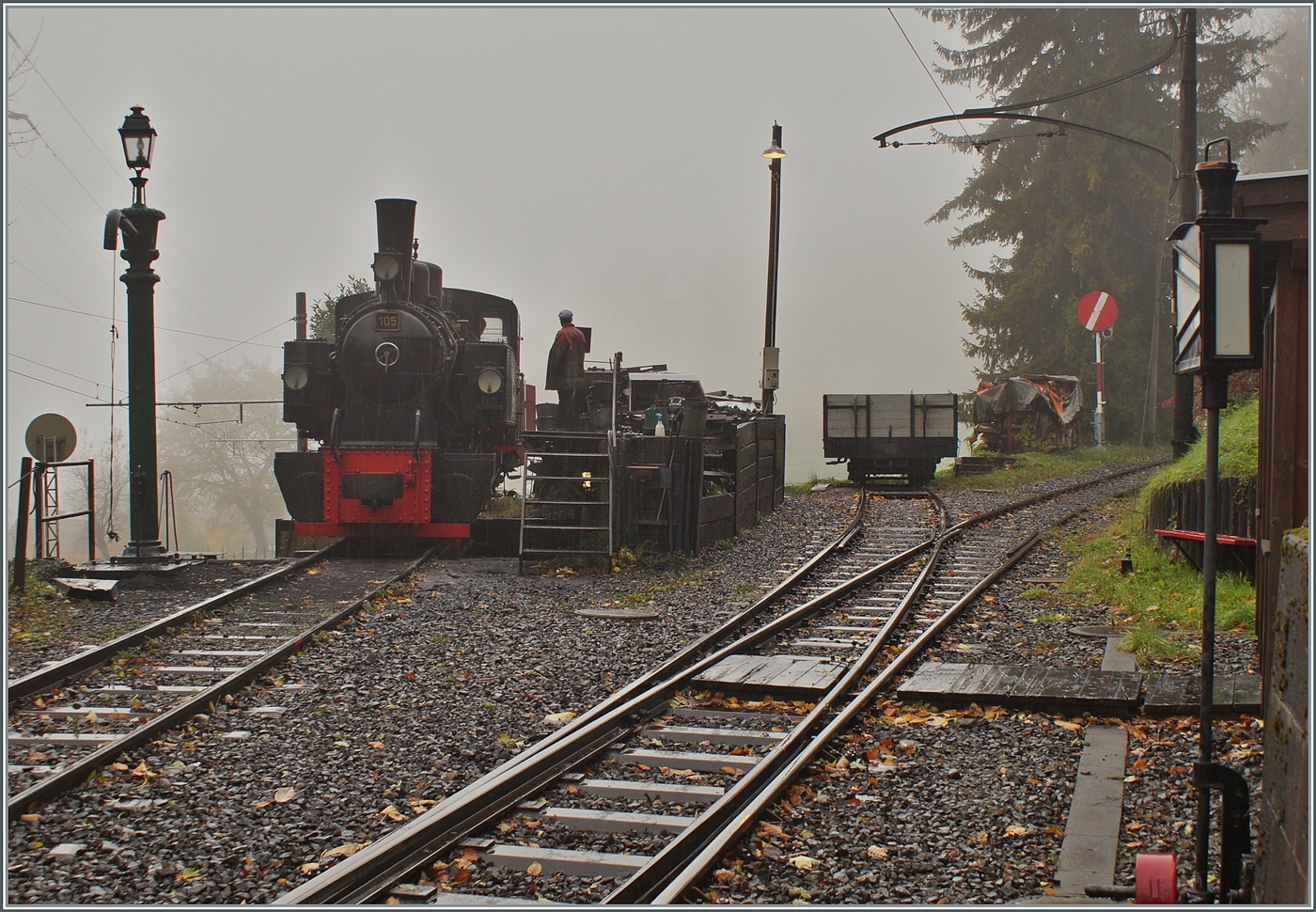 La DER de la Saison / Das Saison Ende der Blonay Chamby Bahn 2025 - Bei den feuchten Gleisen, ist für die Traktion der Dampfzüge die SEG G 2x 2/2 105 der Blonay Chamby Bahn sicher eine gute Wahl. Schon Stunden vor der Abfahrt wird die Lok für die Nachmittagszüge vorbereitet.

25. Oktober 2025