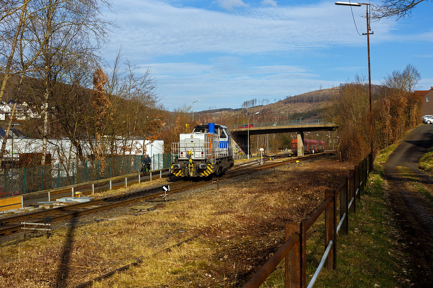 Lange waren wegen dem Bewuchs von hier keine Fotos möglich, nun wurde wieder freigeschnitten.
Die KSW 47 (92 80 1271 027-5 D-KSW), ex D 2 der HFM, eine Vossloh G 1000 BB der KSW (Kreisbahn Siegen-Wittgenstein), verlässt am 21 Februar 2025 als Lokzug (solo) den KSW-Rangierbahnhof (Betriebsstätte FGE - Freien Grunder Eisenbahn) und fährt über die DB Strecke Hellertalbahn in Richtung Betzdorf/Sieg.