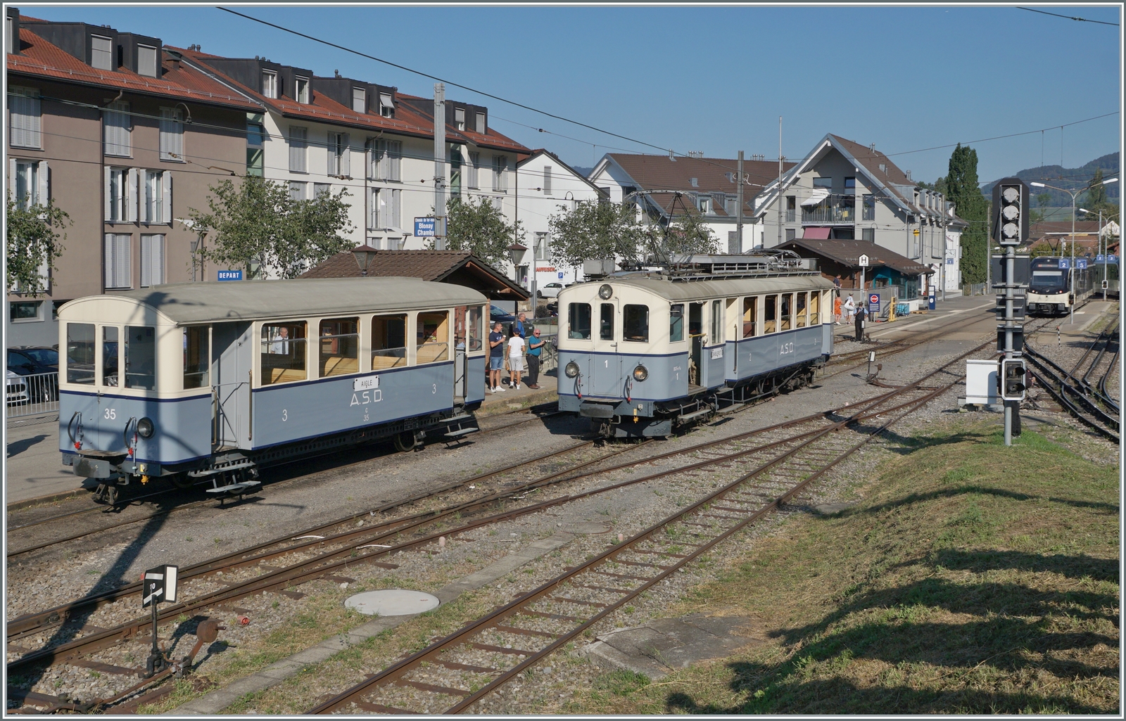  Le Chablais en fête  bei der Blonay Chamby Bahn. Die Eröffnung des ersten Teilstückes der Bex - Villars vor 125 Jahren, sowie die vor 80 Jahren erfolgte Fusion einiger Strecken im Chablais war der Anlass zum diesjährigen Herbstfestivals  Le Chablais en fête. Als besondere Attraktion zeigt sich der ASD BCFe 4/4 N° 1  TransOrmonan  der TPC mit seinem B 35 als Gastfahrzeug. Das Bild zeigt den 1913 gebauten und 1940 umgebauten BCFe 4/4 N° 1 beim Rangieren in Blonay.

9. September 2023 