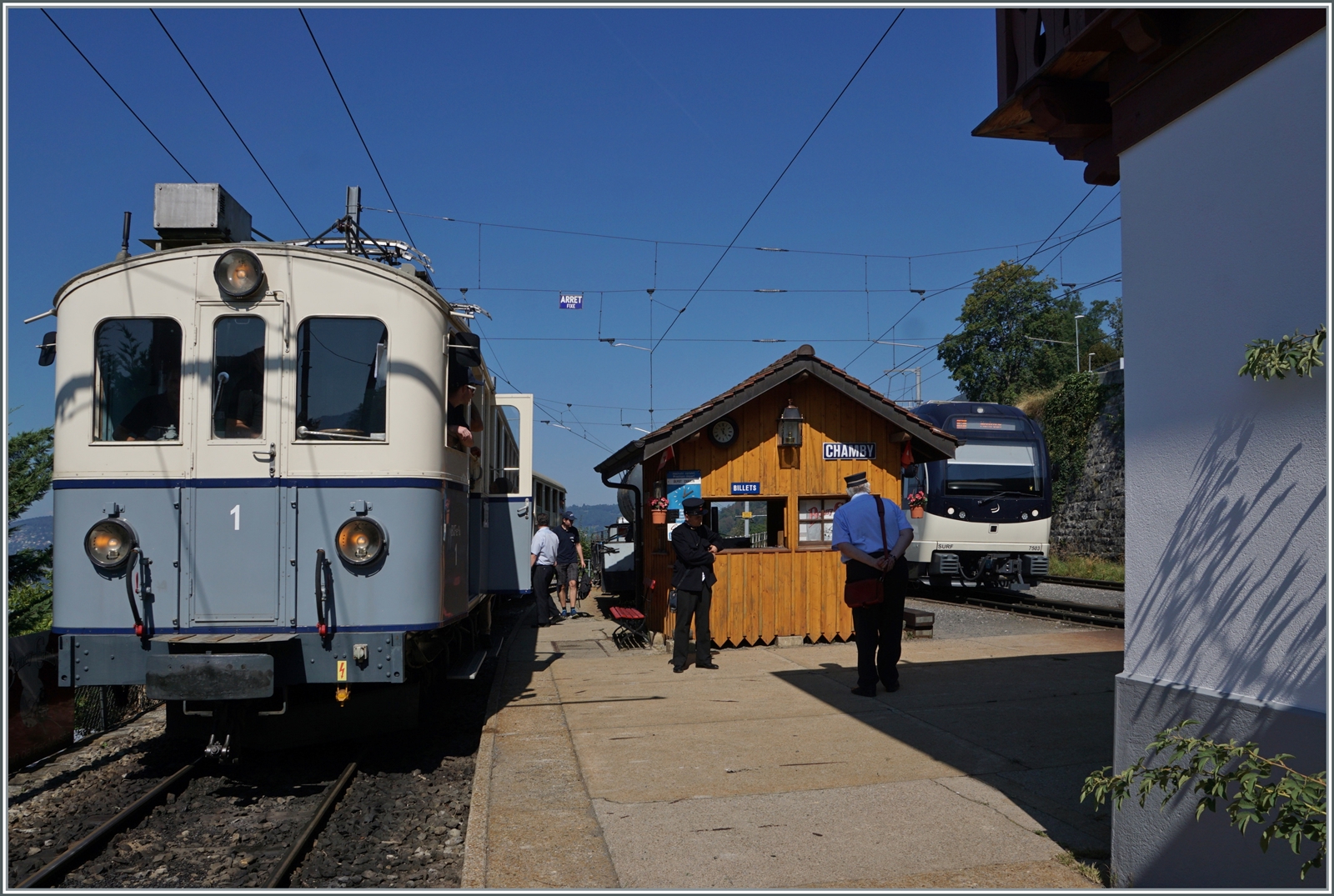  Le Chablais en fête  bei der Blonay Chamby Bahn. Der bestens gepflegte BCFe 4/4 N° 1 hab Chamby erreicht und wird in Kürze nach Chaulin fahren. Im Hintergrund ein CEV MVR ABeh 2/6 als Regionalzug nach Montreux bei der Ankunft in Chamby. 

9. September 2023