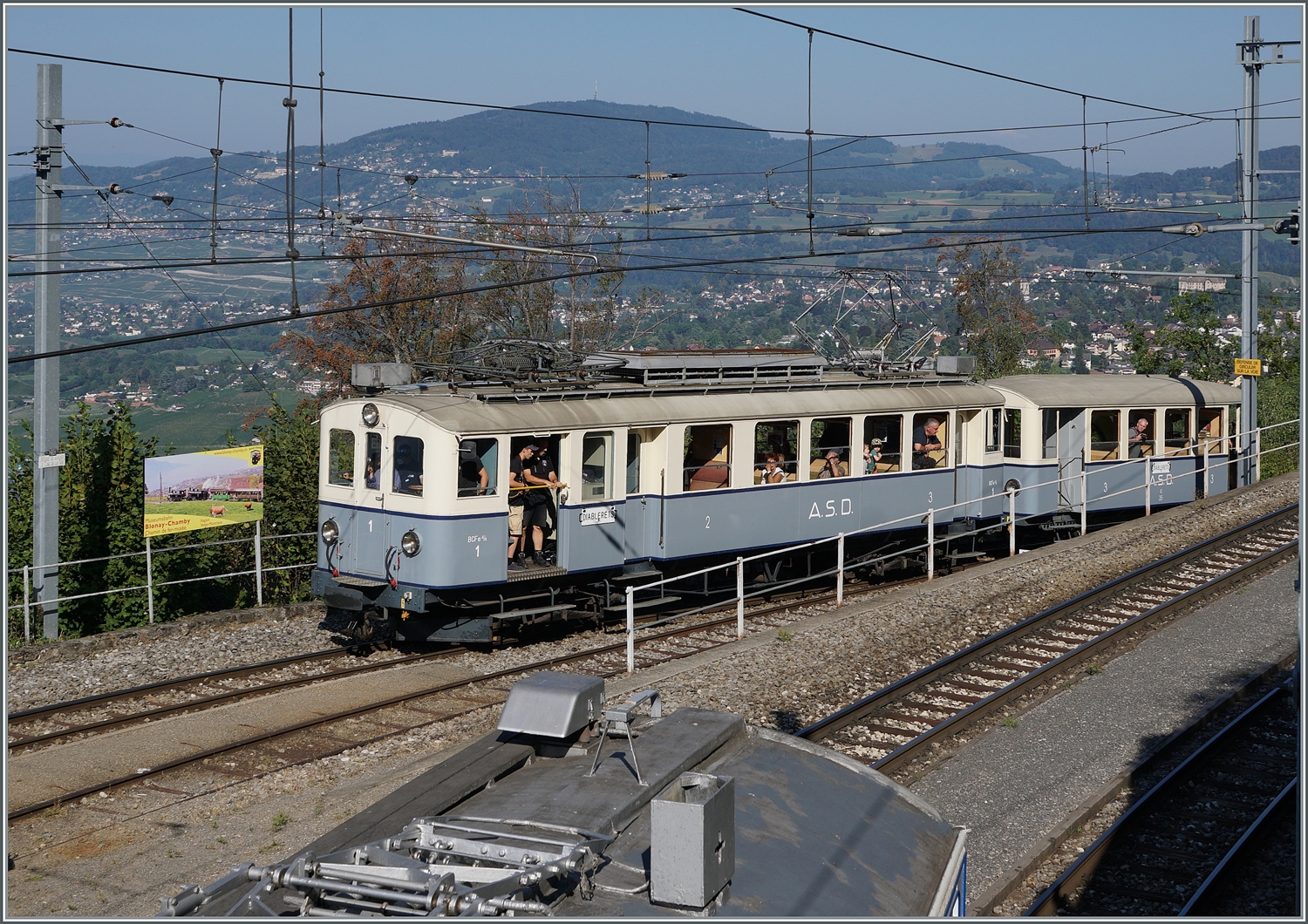  Le Chablais en fête  bei der Blonay Chamby Bahn. Die Eröffnung des ersten Teilstückes der Bex - Villars Bahn vor 125 Jahren, sowie die vor 80 Jahren erfolgte Fusion einiger Strecken im Chablais waren der Anlass zum diesjährigen Herbstfestivals  Le Chablais en fête. Nachdem Genuss der überraschenden Fahrzeugparade (siehe ID 824032) verlässt der ASD ABDe 4/4 N° 1 den Bahnhof von Chamby in Richtung Chaulin. 

10. September 2023